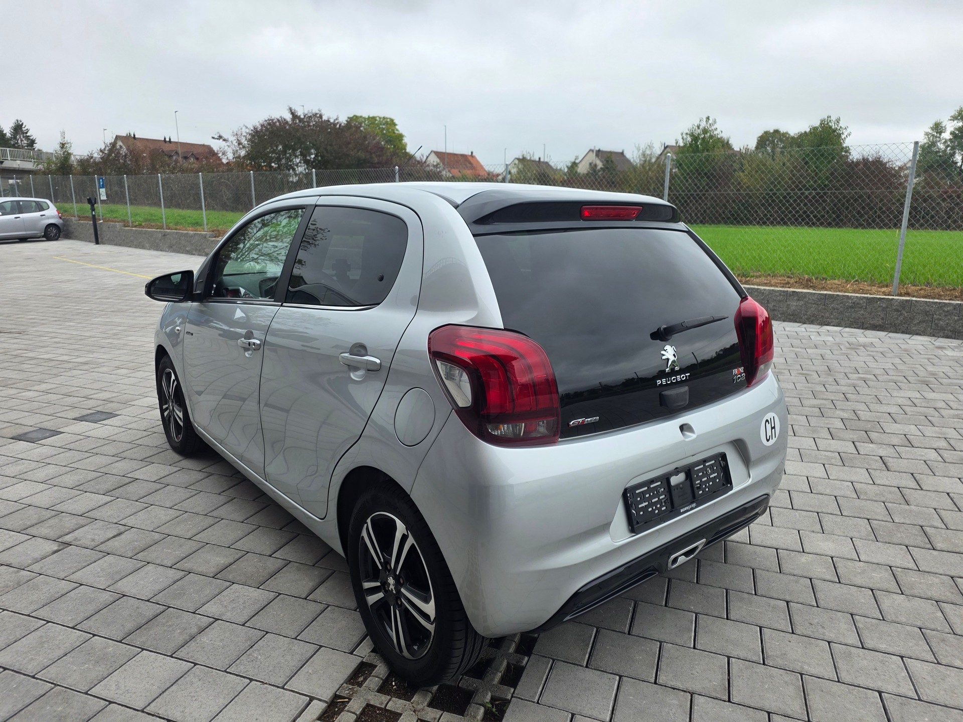 PEUGEOT 108 1.2 PureTech GT Line-image-6