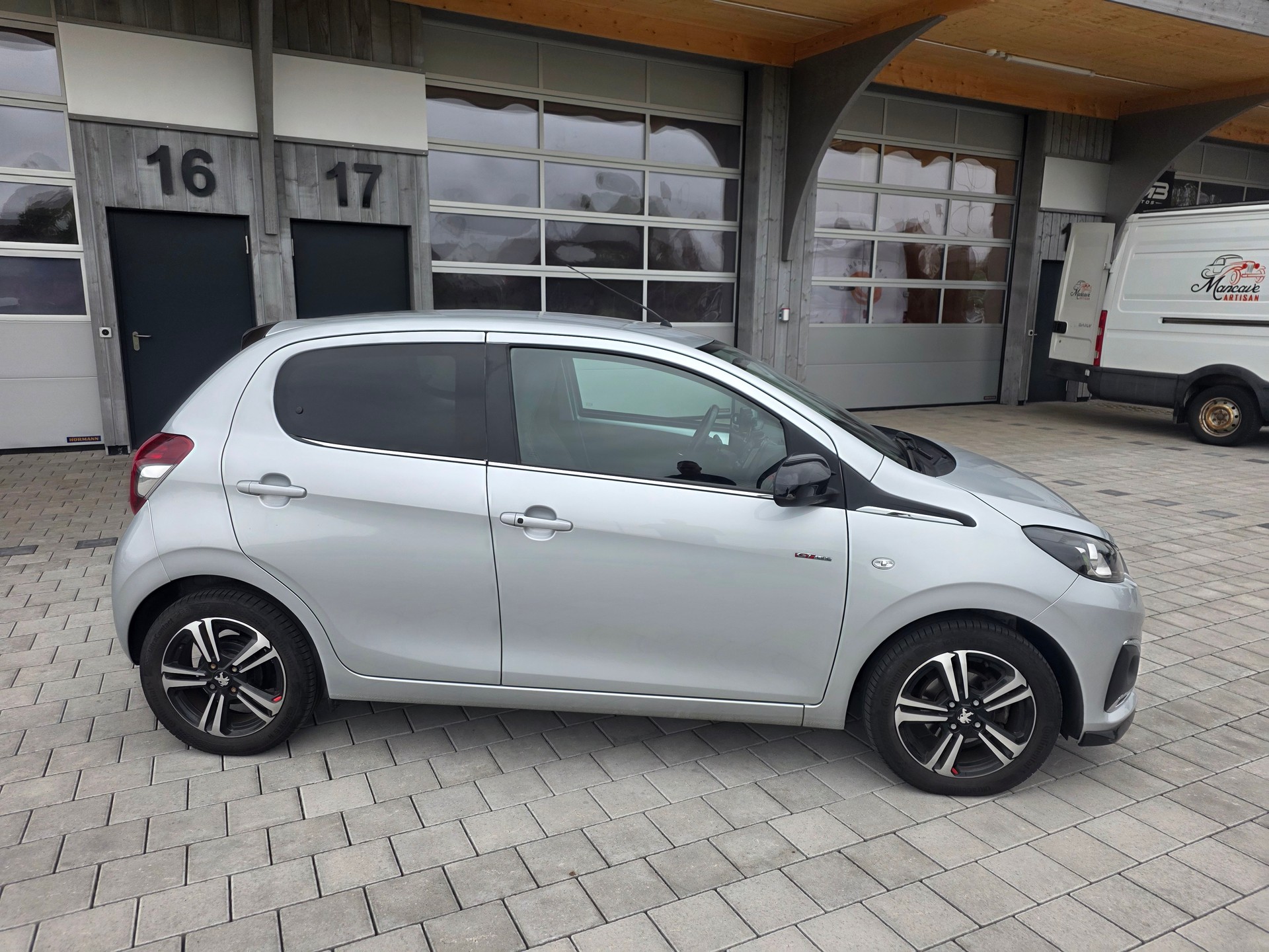 PEUGEOT 108 1.2 PureTech GT Line-image-4