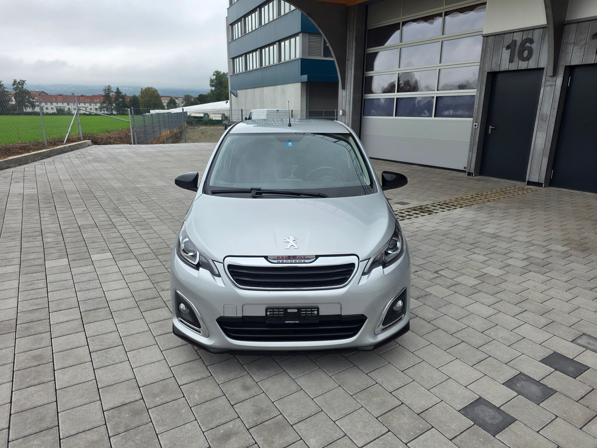 PEUGEOT 108 1.2 PureTech GT Line-image-1