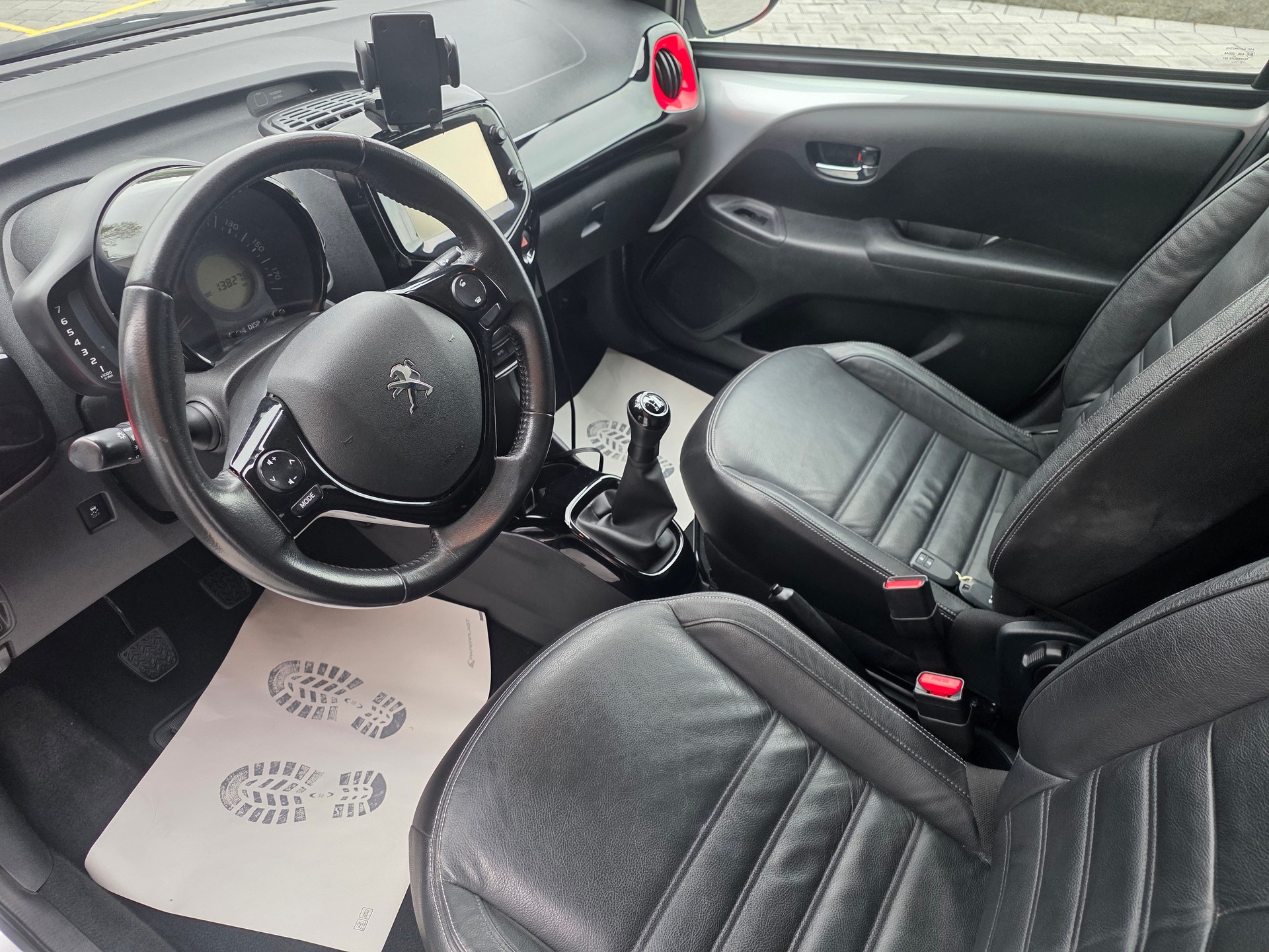 PEUGEOT 108 1.2 PureTech GT Line-image-10