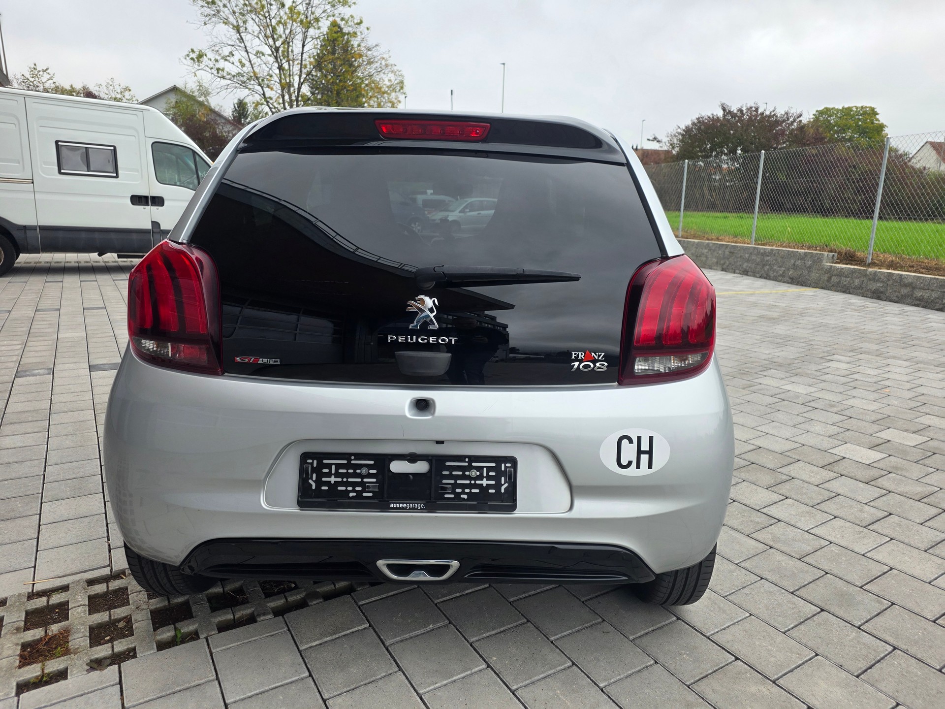 PEUGEOT 108 1.2 PureTech GT Line-image-8
