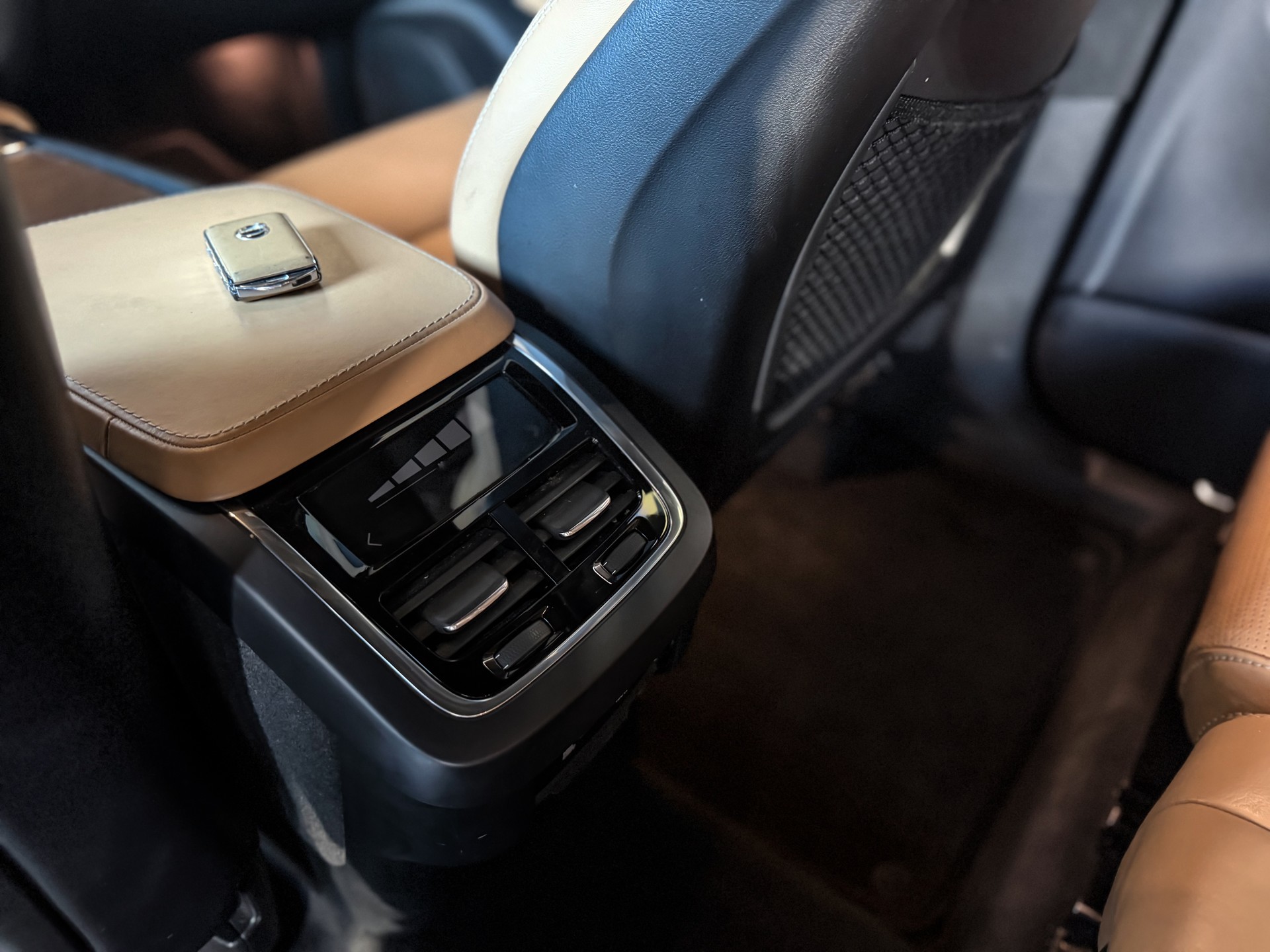 VOLVO XC90 D5 AWD R-Design Geartronic-image-11