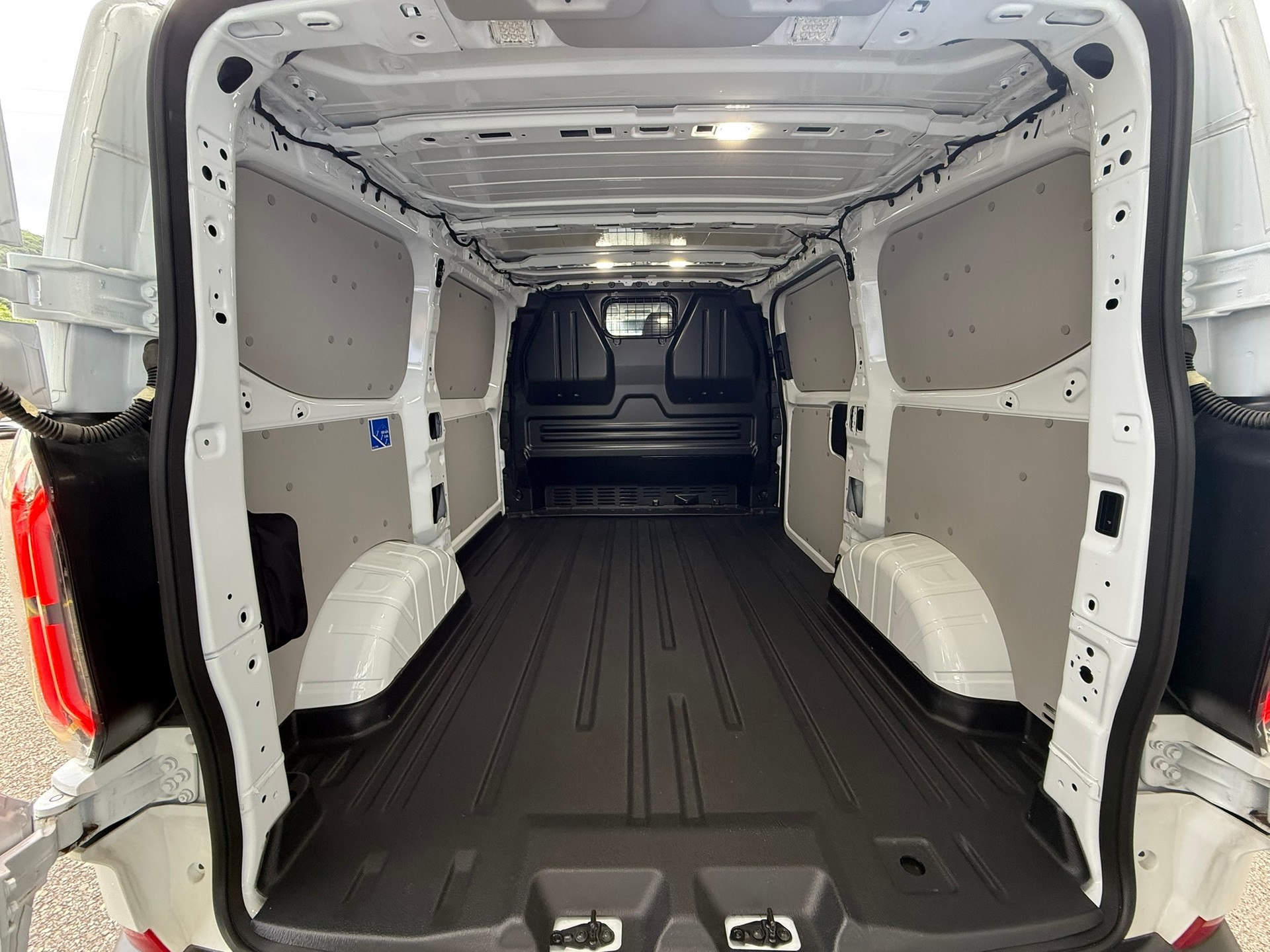FORD Transit Custom Van 320 L1H1 65kWh Trend-image-6