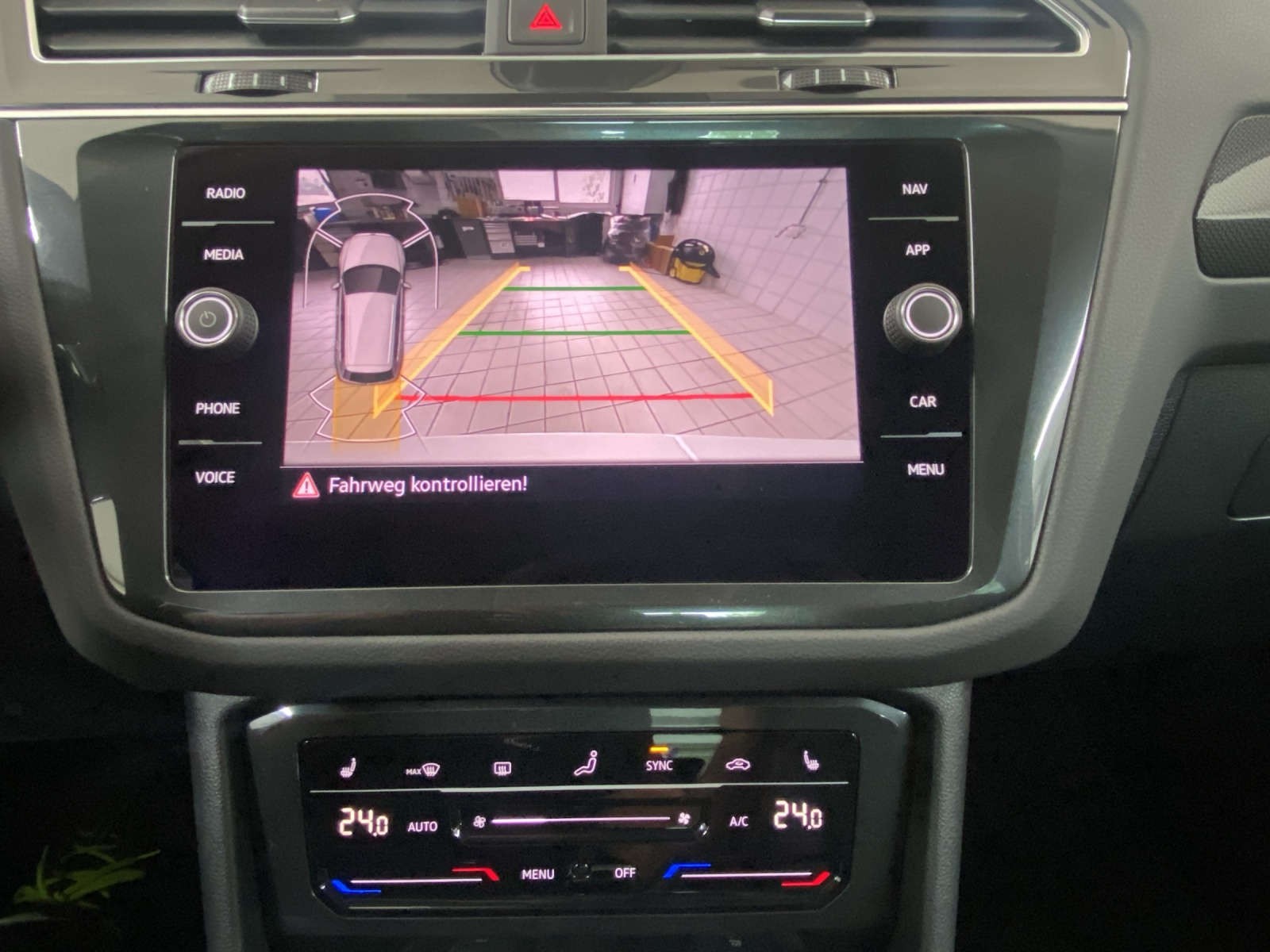VW Tiguan 2.0 TDI SCR Elegance 4Motion DSG-image-13