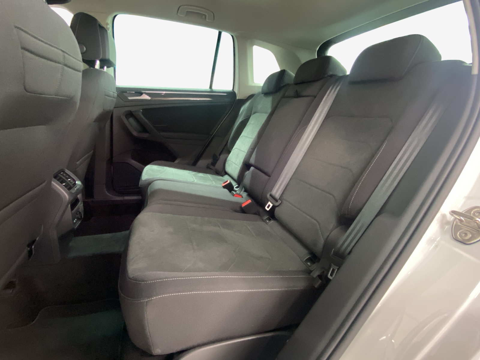 VW Tiguan 2.0 TDI SCR Elegance 4Motion DSG-image-11