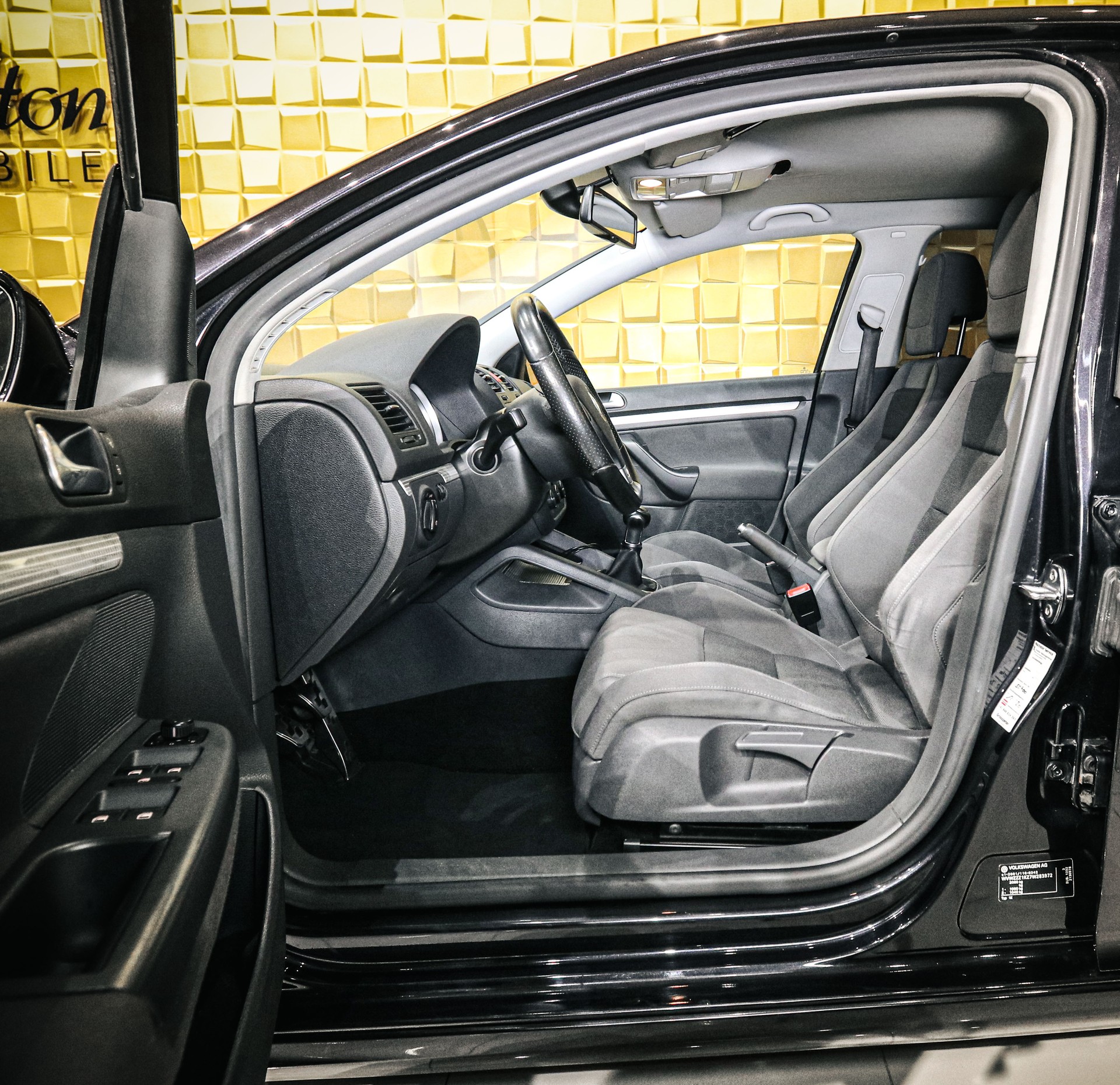 VW Golf R32 4Motion M/T-image-9