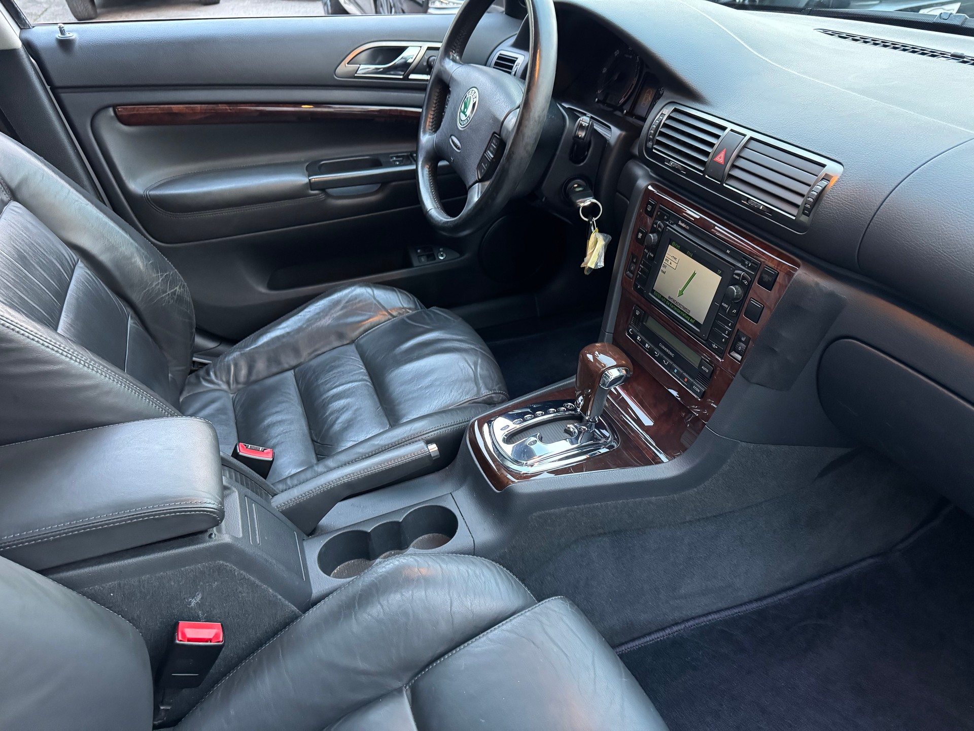 SKODA Superb 2.5 V6 TDi Elegance-image-14