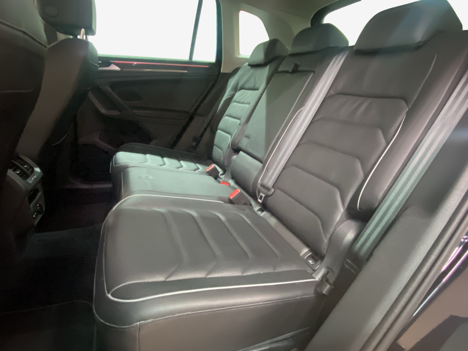 VW Tiguan 2.0 TDI SCR Elegance 4Motion DSG-image-11
