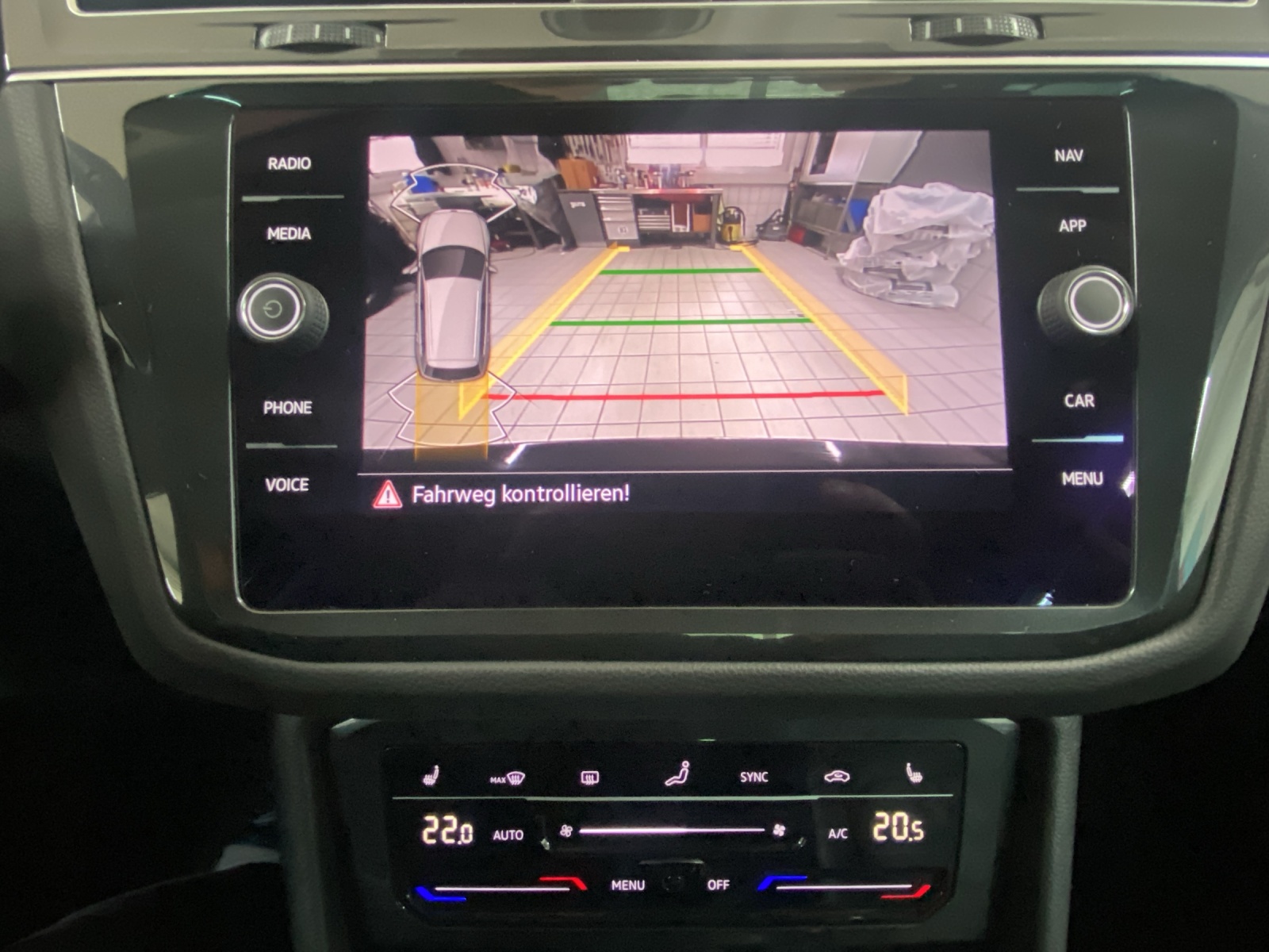VW Tiguan 2.0 TDI SCR Elegance 4Motion DSG-image-13