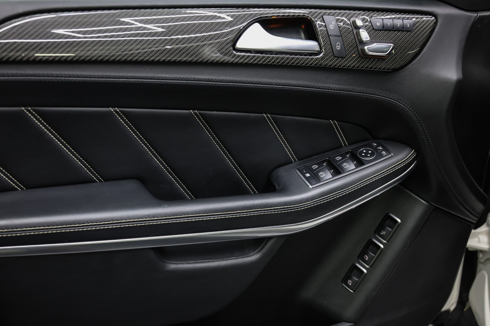 MERCEDES-BENZ GLS 63 V8 AMG 4matic-image-38