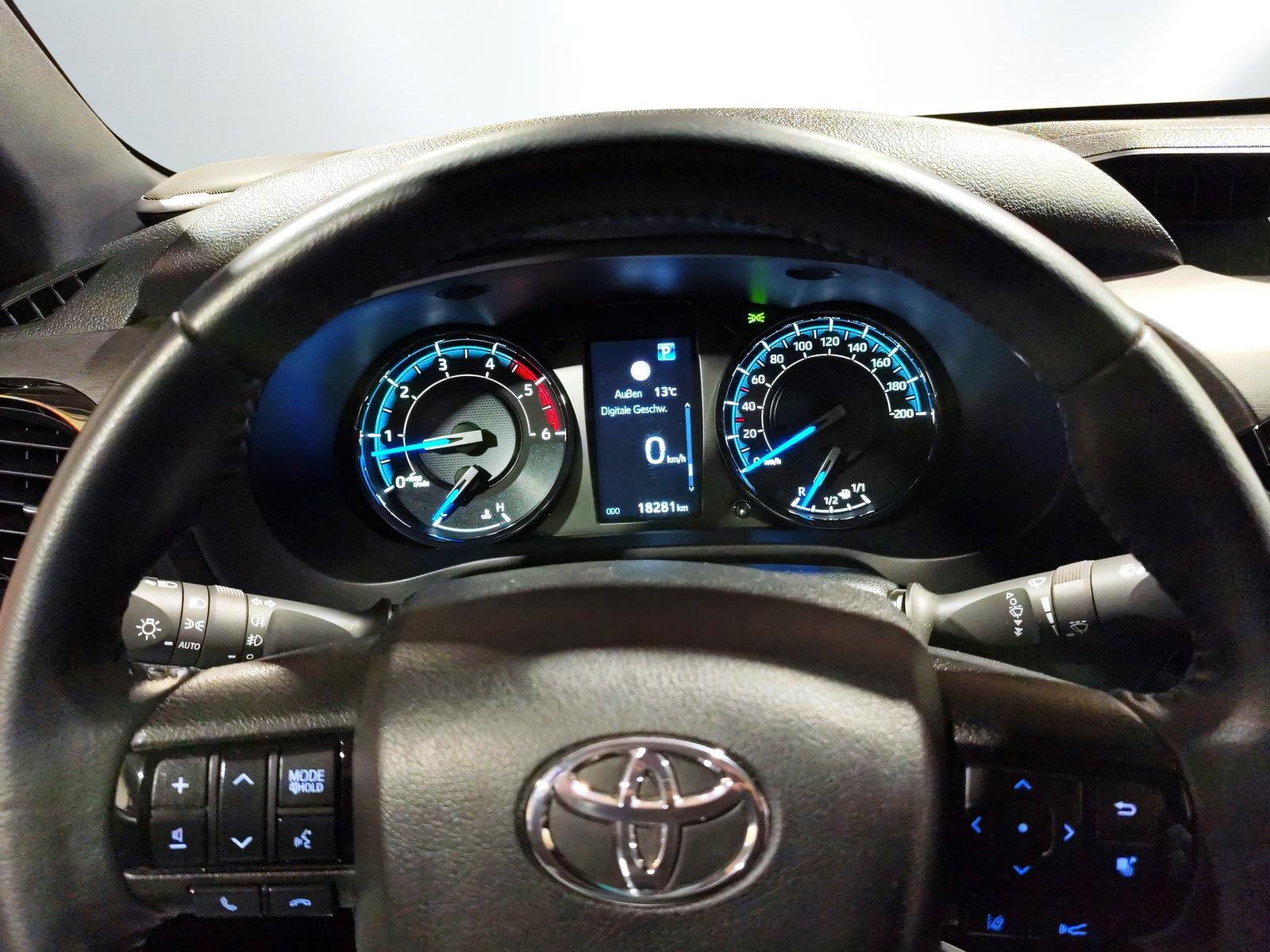 TOYOTA Hilux Double Cab.-Pick-up 2.8 D-4D 204 Invincible-image-11