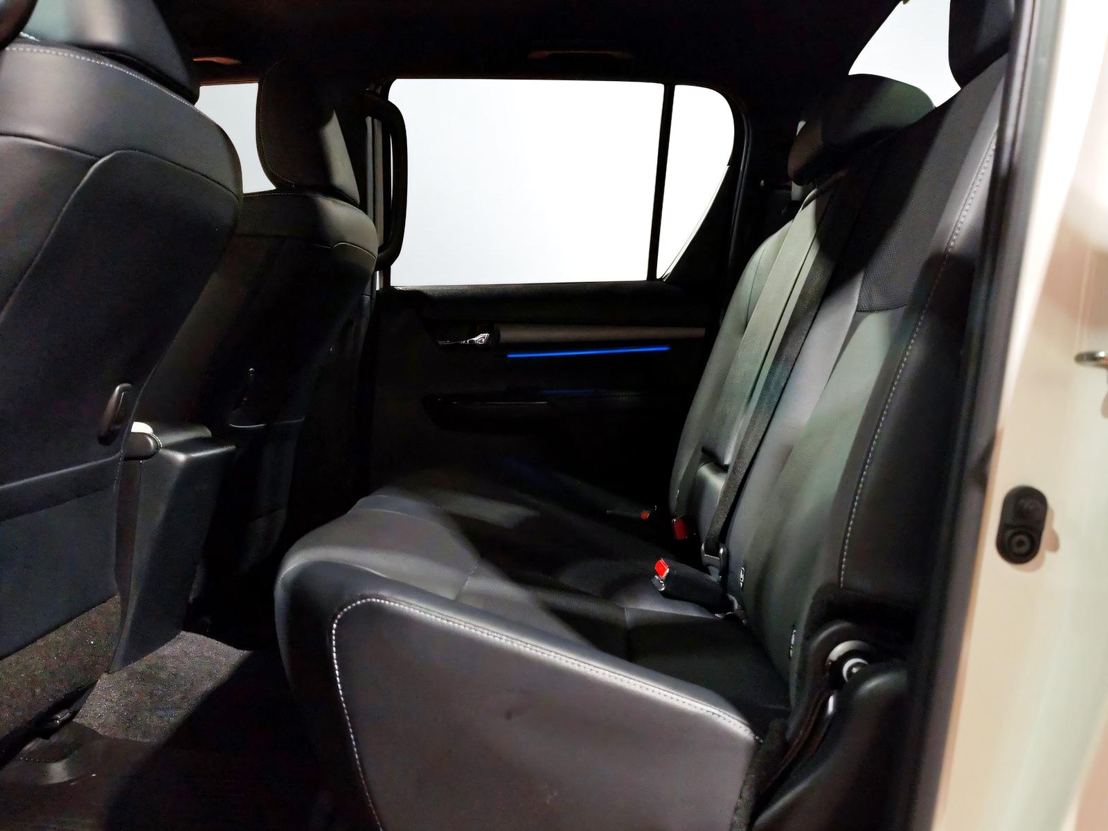 TOYOTA Hilux Double Cab.-Pick-up 2.8 D-4D 204 Invincible-image-15