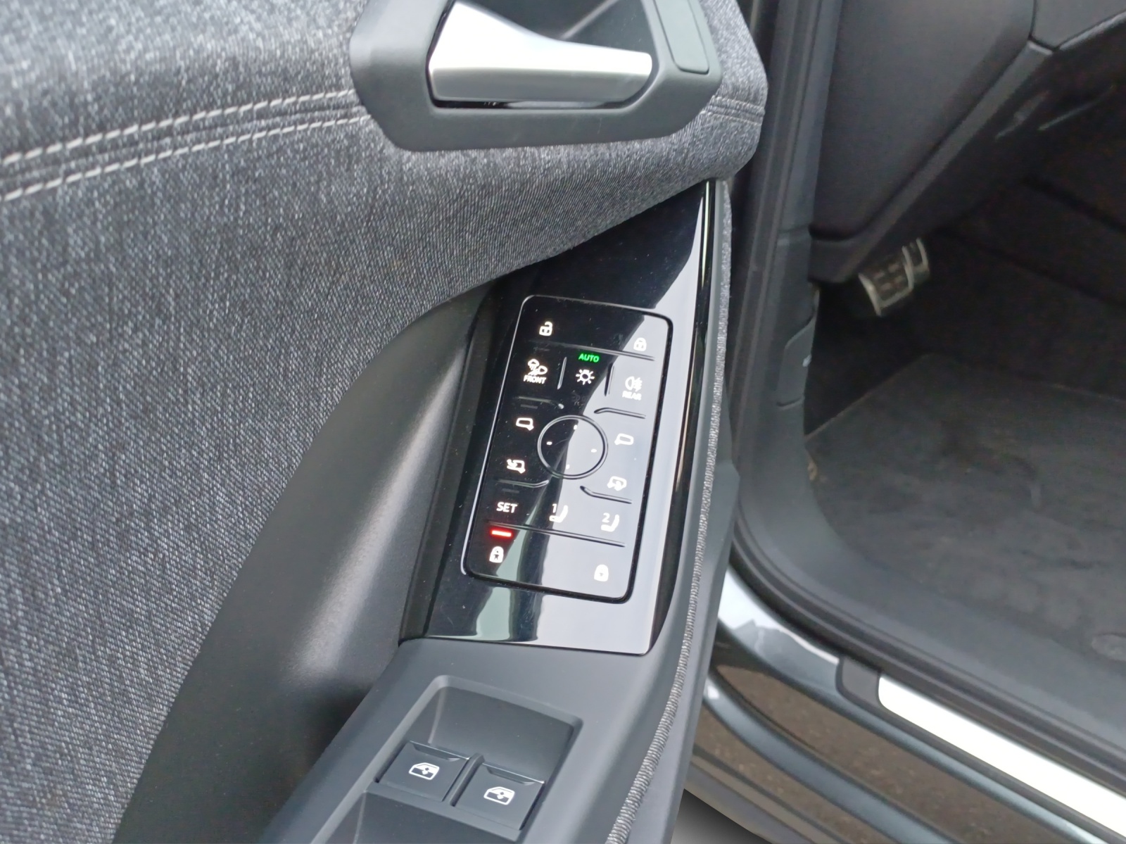 AUDI Q6 e-tron quattro-image-15