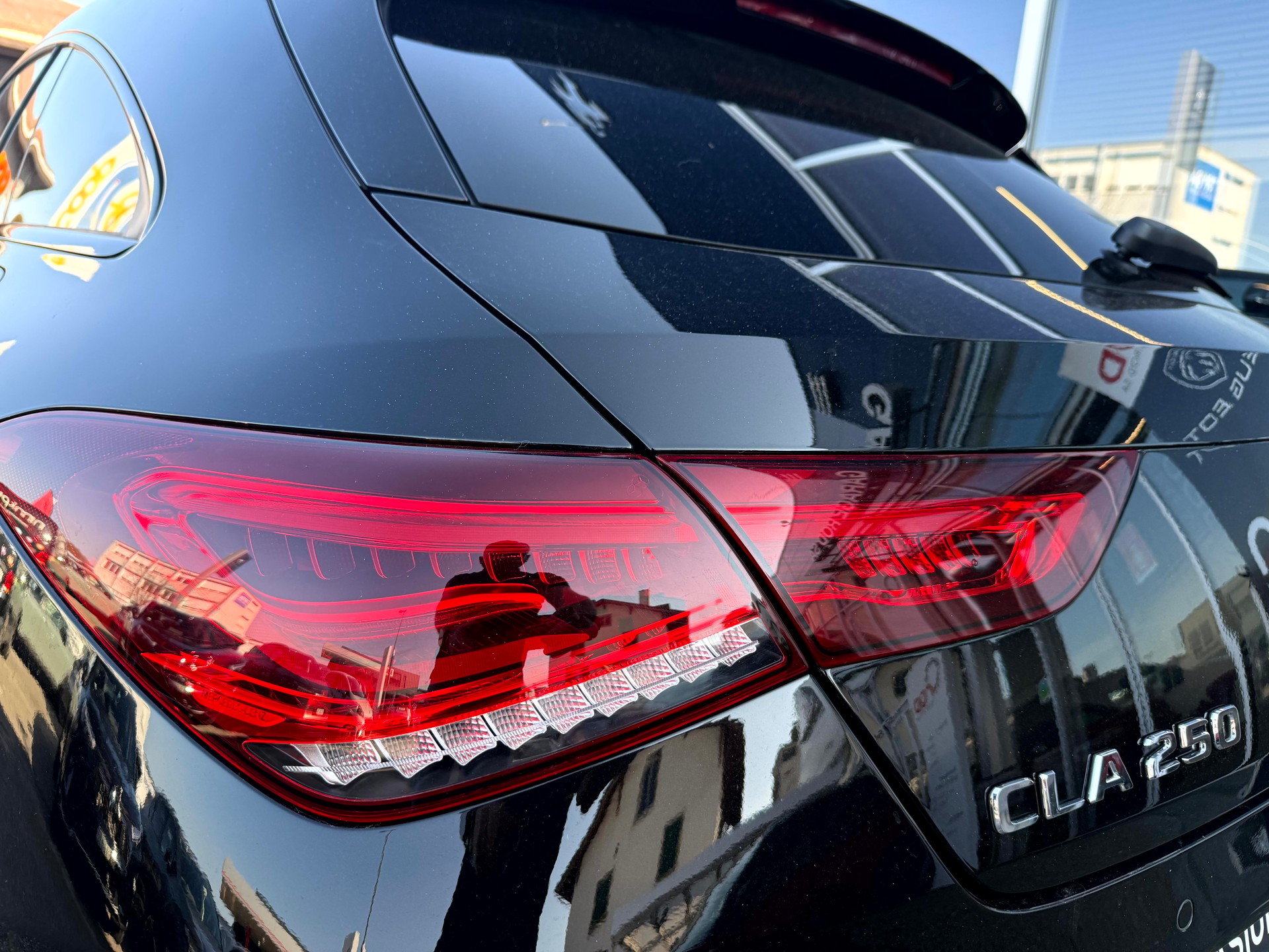 MERCEDES-BENZ CLA Shooting Brake 250 4Matic 7G-DCT AMG Line-image-7