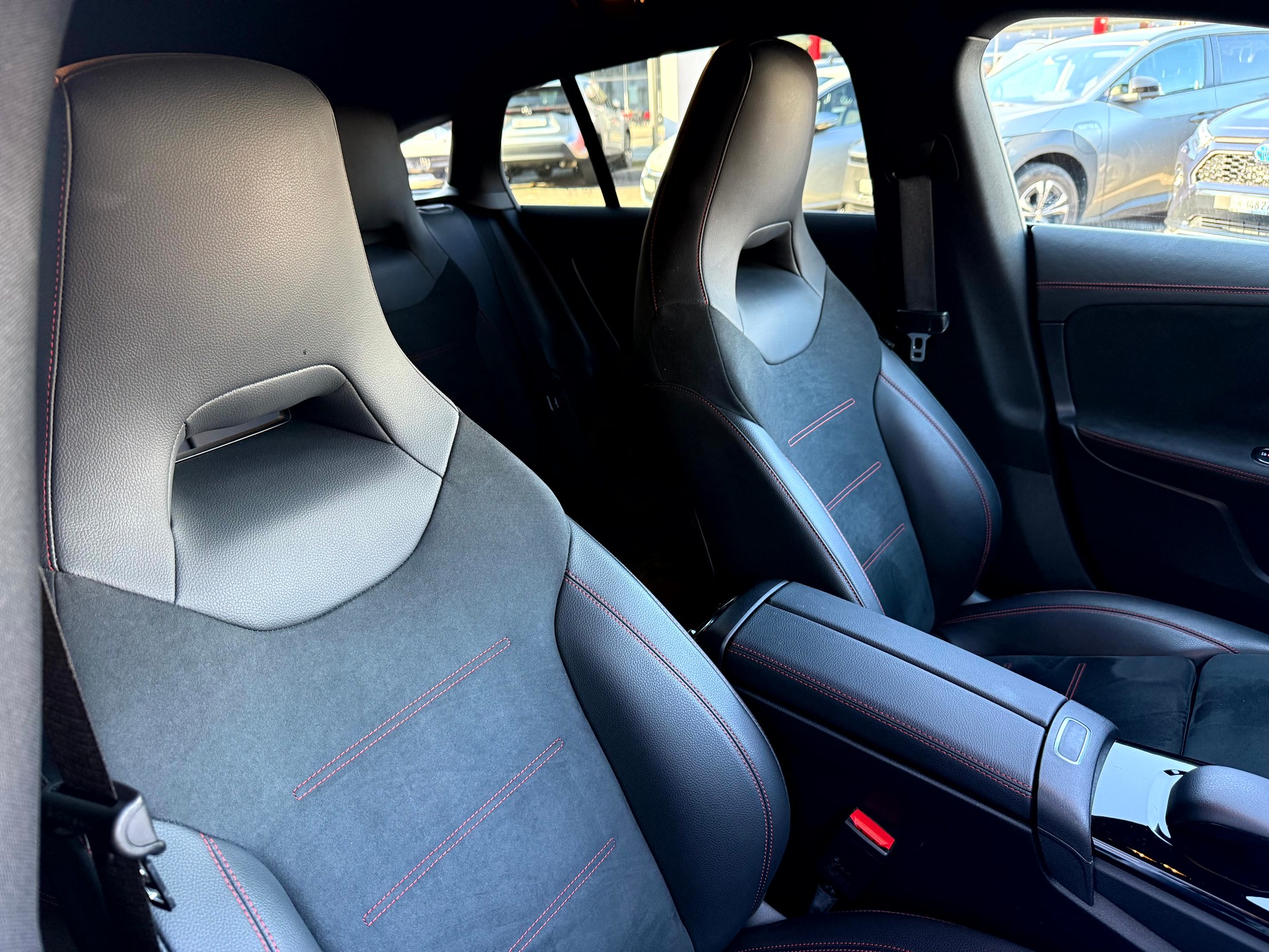 MERCEDES-BENZ CLA Shooting Brake 250 4Matic 7G-DCT AMG Line-image-12