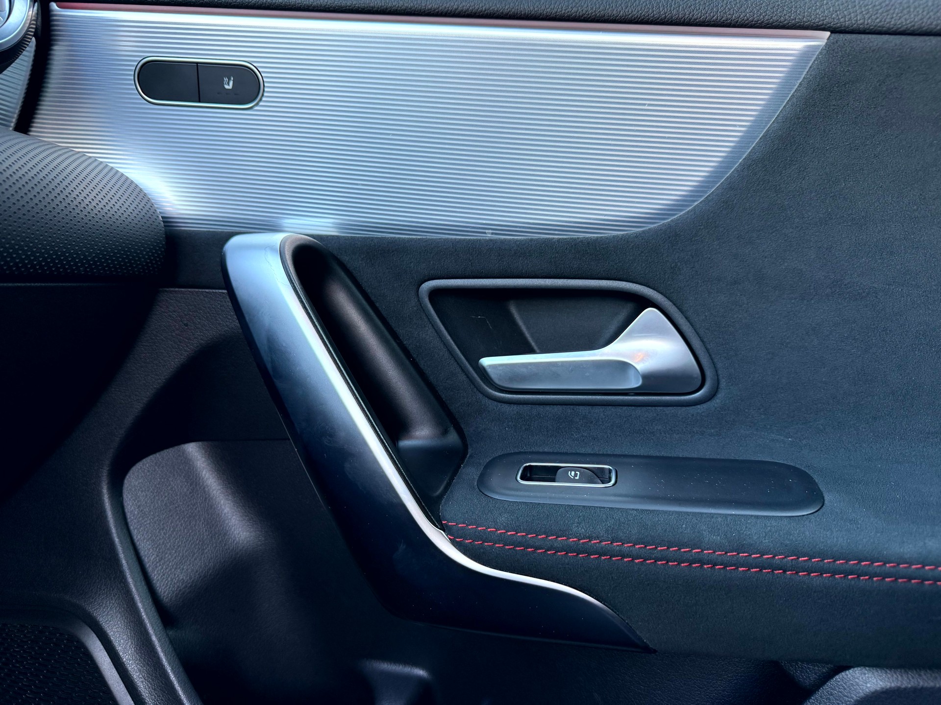 MERCEDES-BENZ CLA Shooting Brake 250 4Matic 7G-DCT AMG Line-image-17