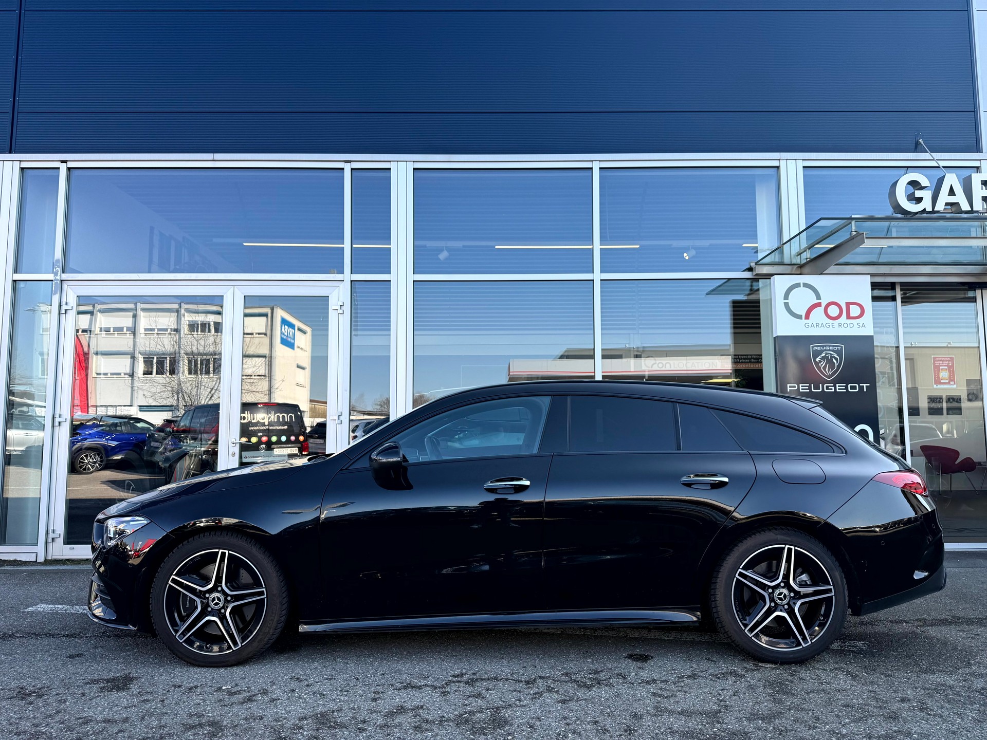 MERCEDES-BENZ CLA Shooting Brake 250 4Matic 7G-DCT AMG Line-image-5