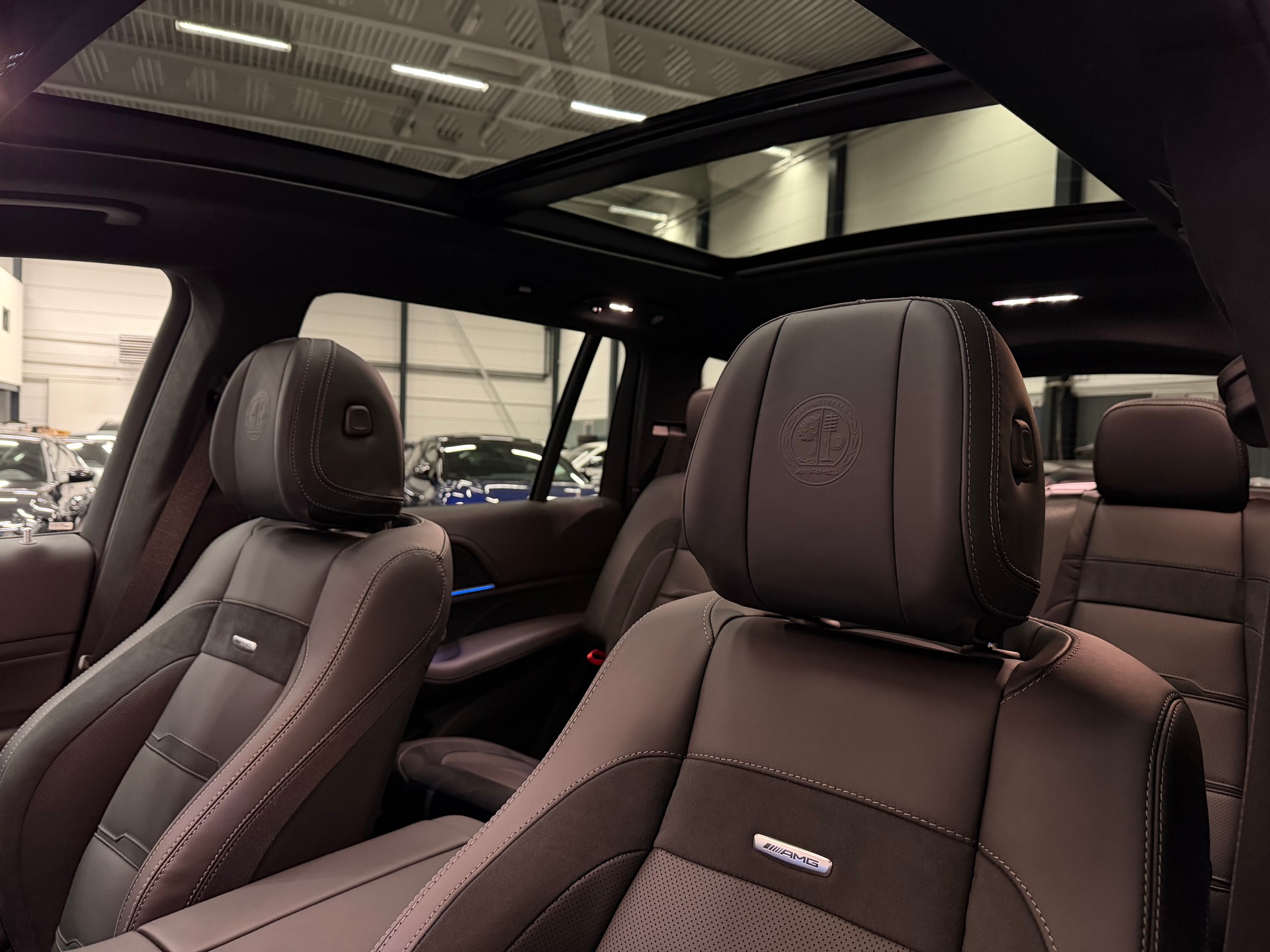 MERCEDES-BENZ GLS 63 AMG 4Matic + 9G-Tronic-image-17