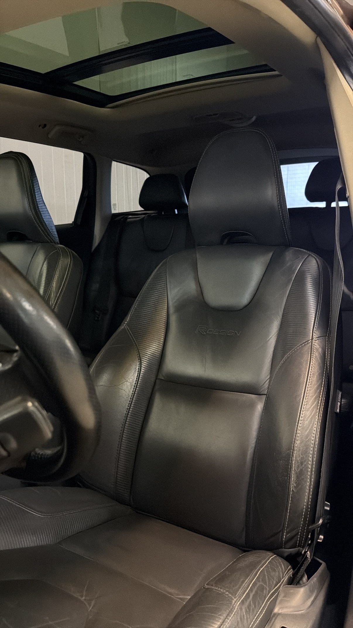 VOLVO XC60 D4 AWD R-Design Geartronic(Frisch Mfk)-image-9