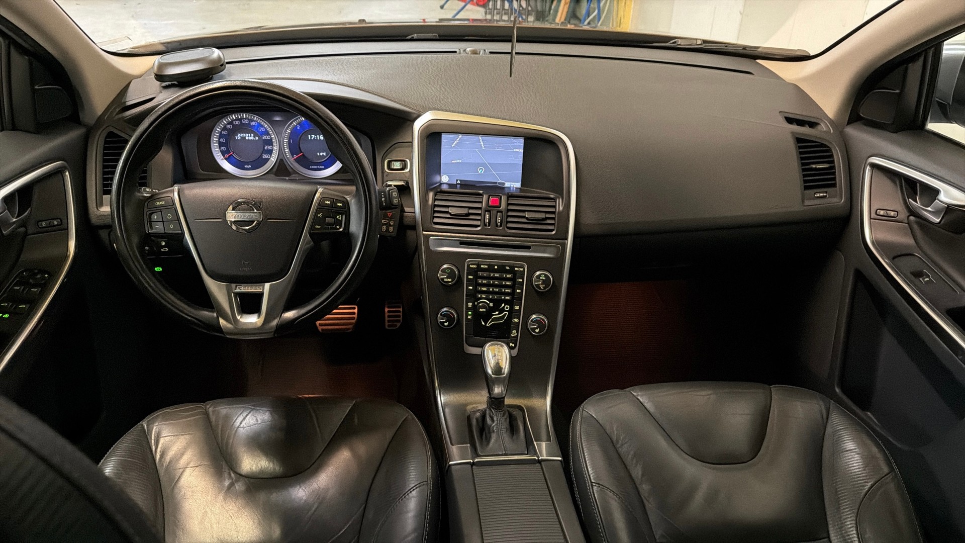 VOLVO XC60 D4 AWD R-Design Geartronic(Frisch Mfk)-image-8