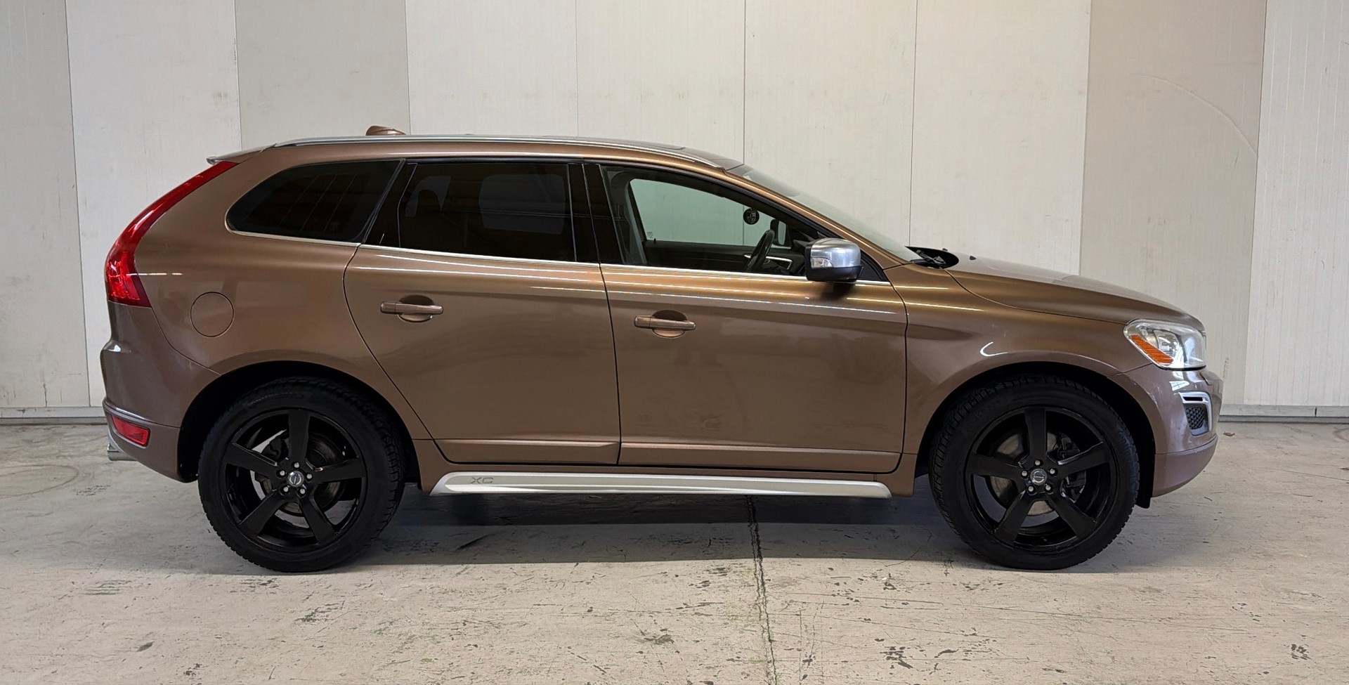 VOLVO XC60 D4 AWD R-Design Geartronic(Frisch Mfk)-image-3