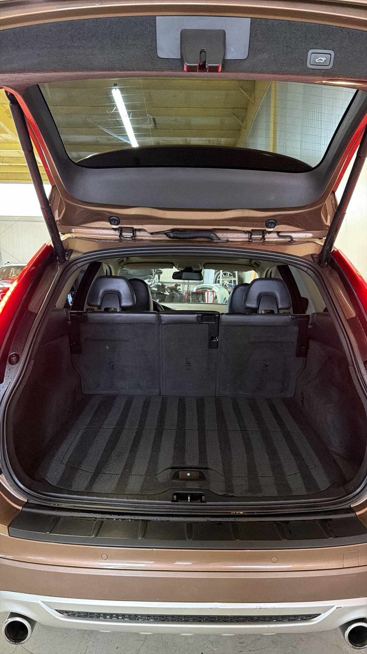VOLVO XC60 D4 AWD R-Design Geartronic(Frisch Mfk)-image-11