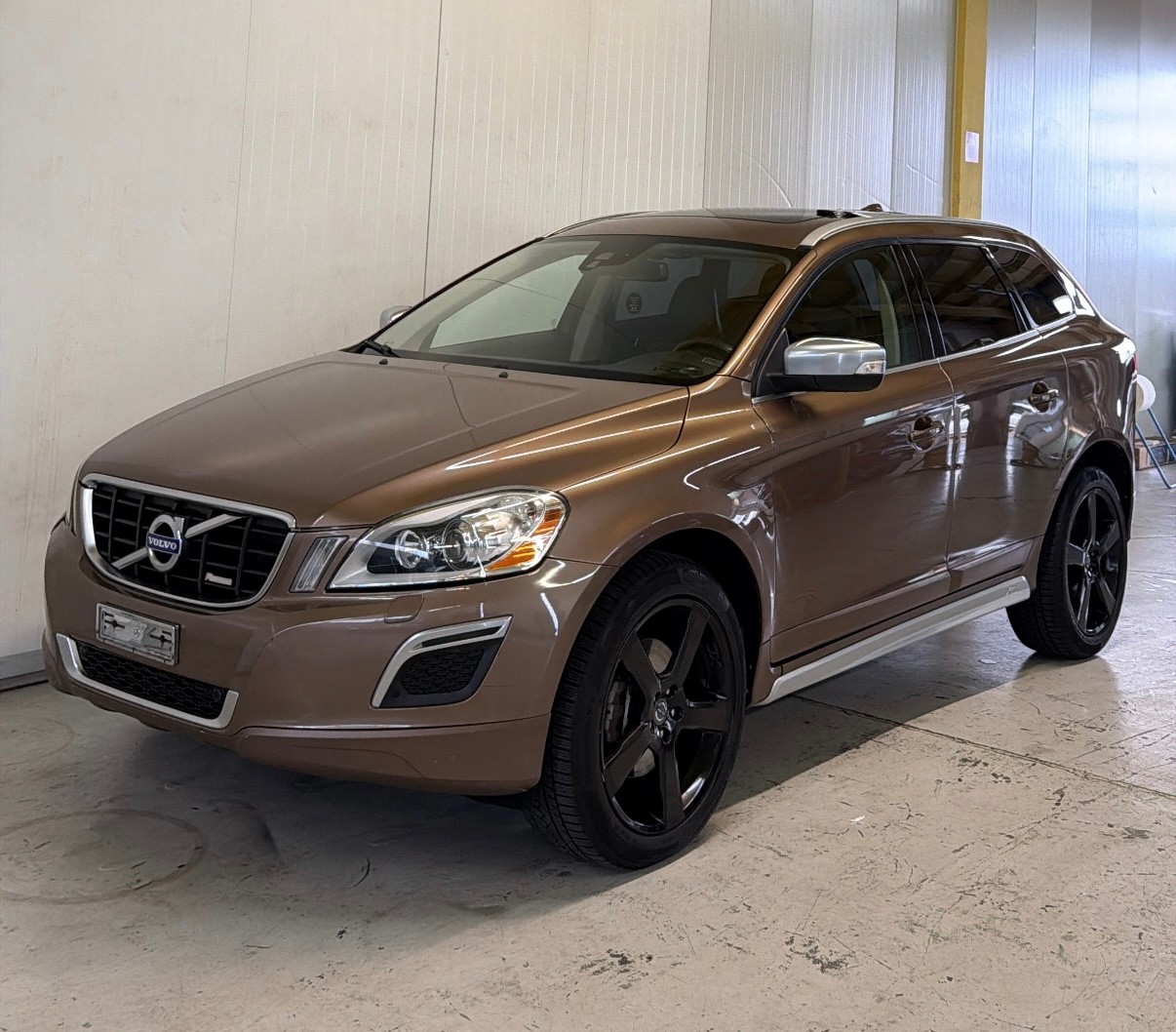 VOLVO XC60 D4 AWD R-Design Geartronic(Frisch Mfk)-image-2