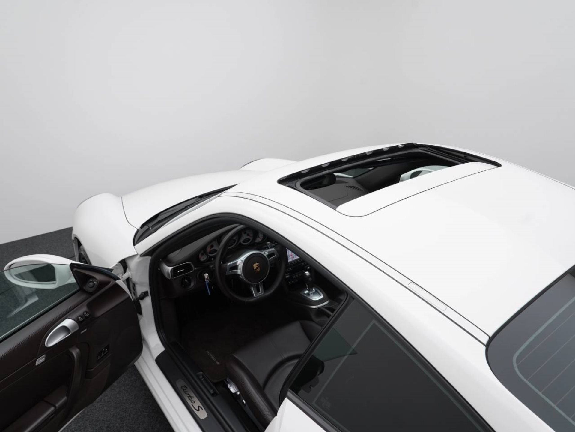PORSCHE 911 Turbo S-image-31