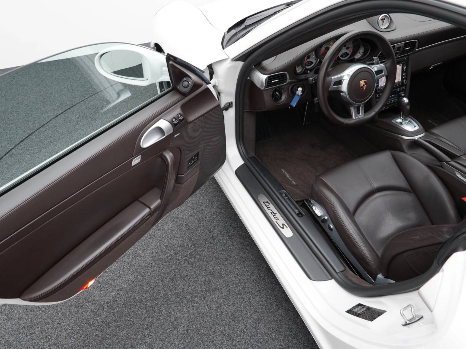 PORSCHE 911 Turbo S-image-3