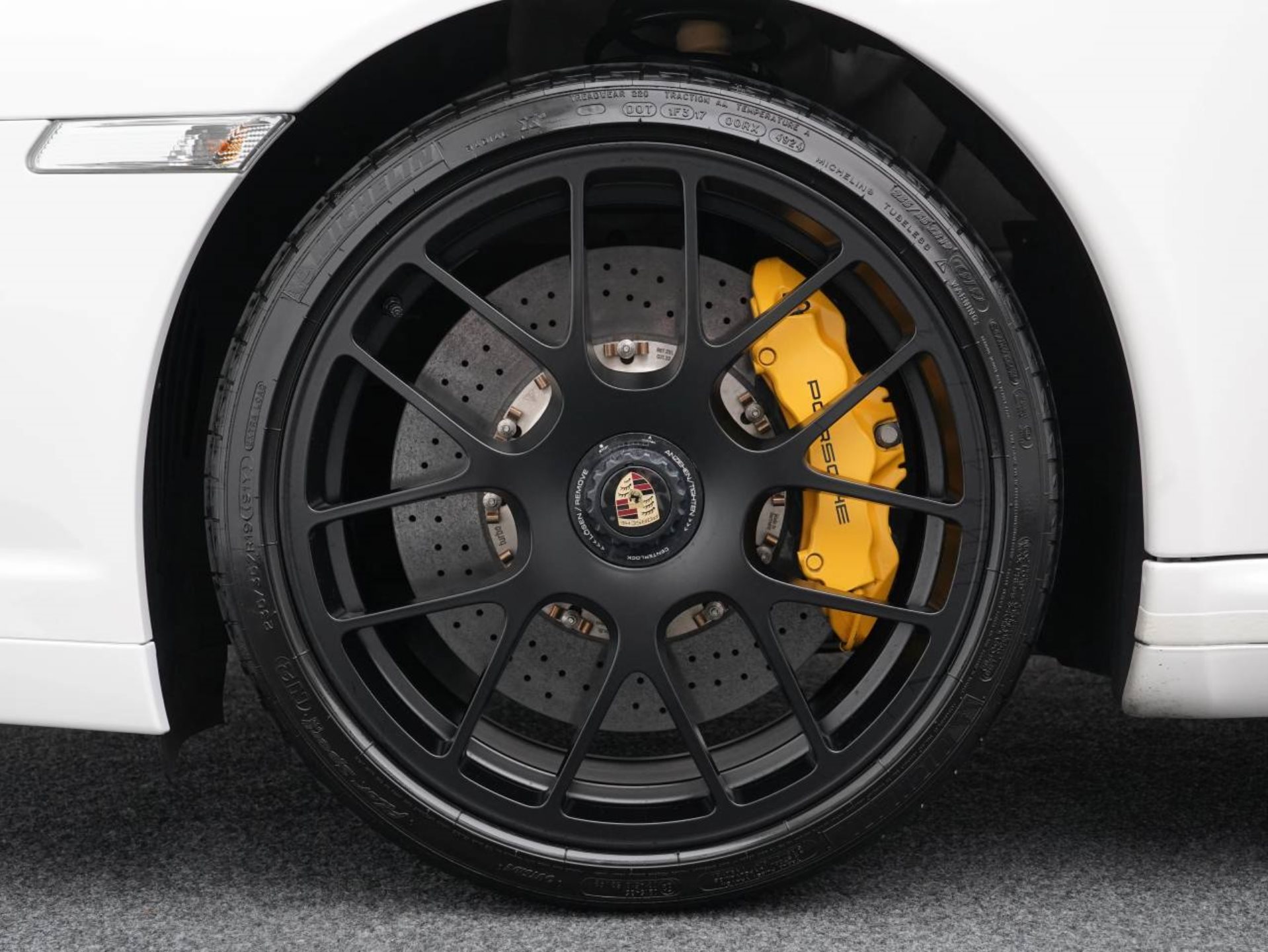 PORSCHE 911 Turbo S-image-10
