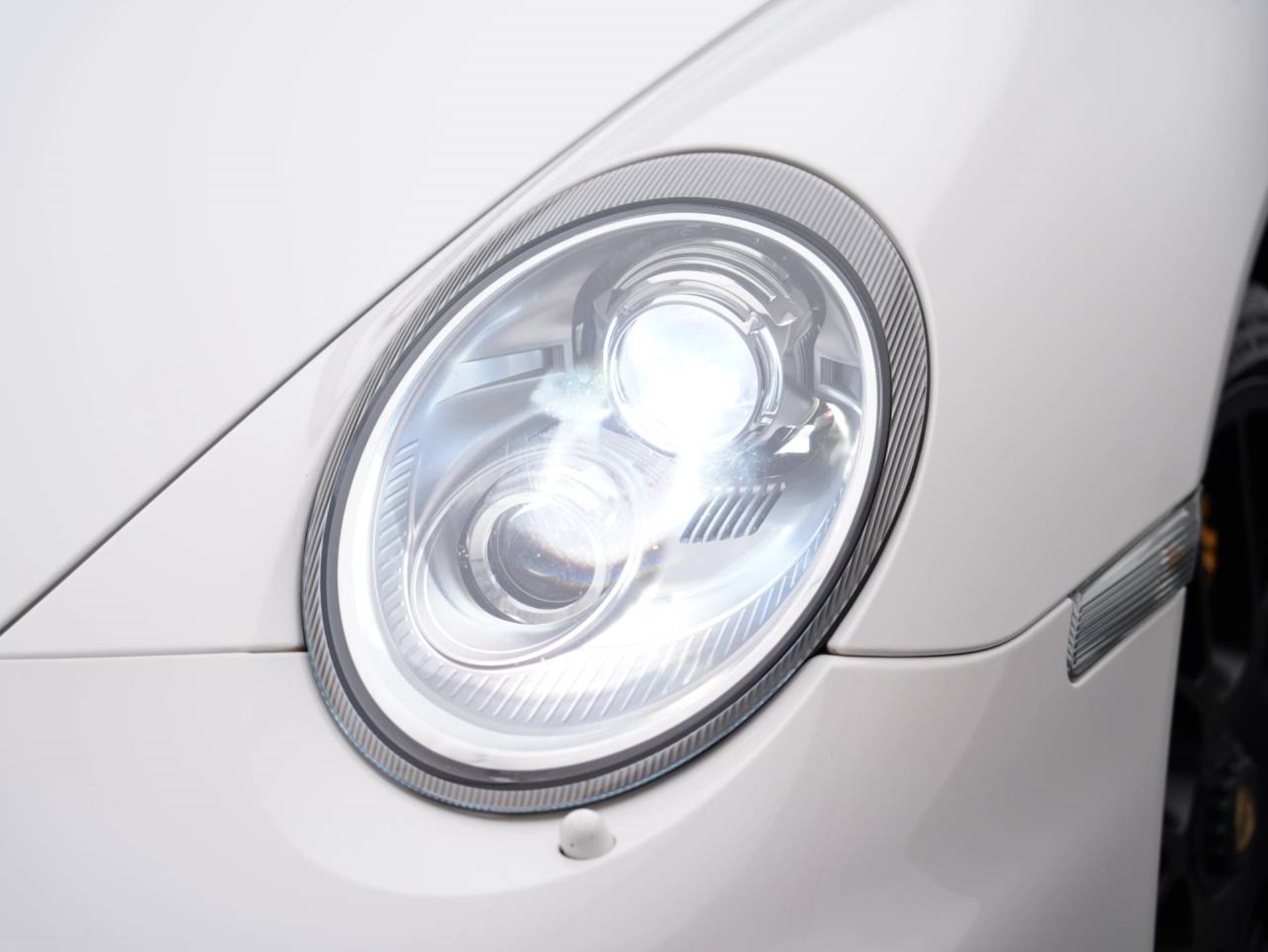 PORSCHE 911 Turbo S-image-12