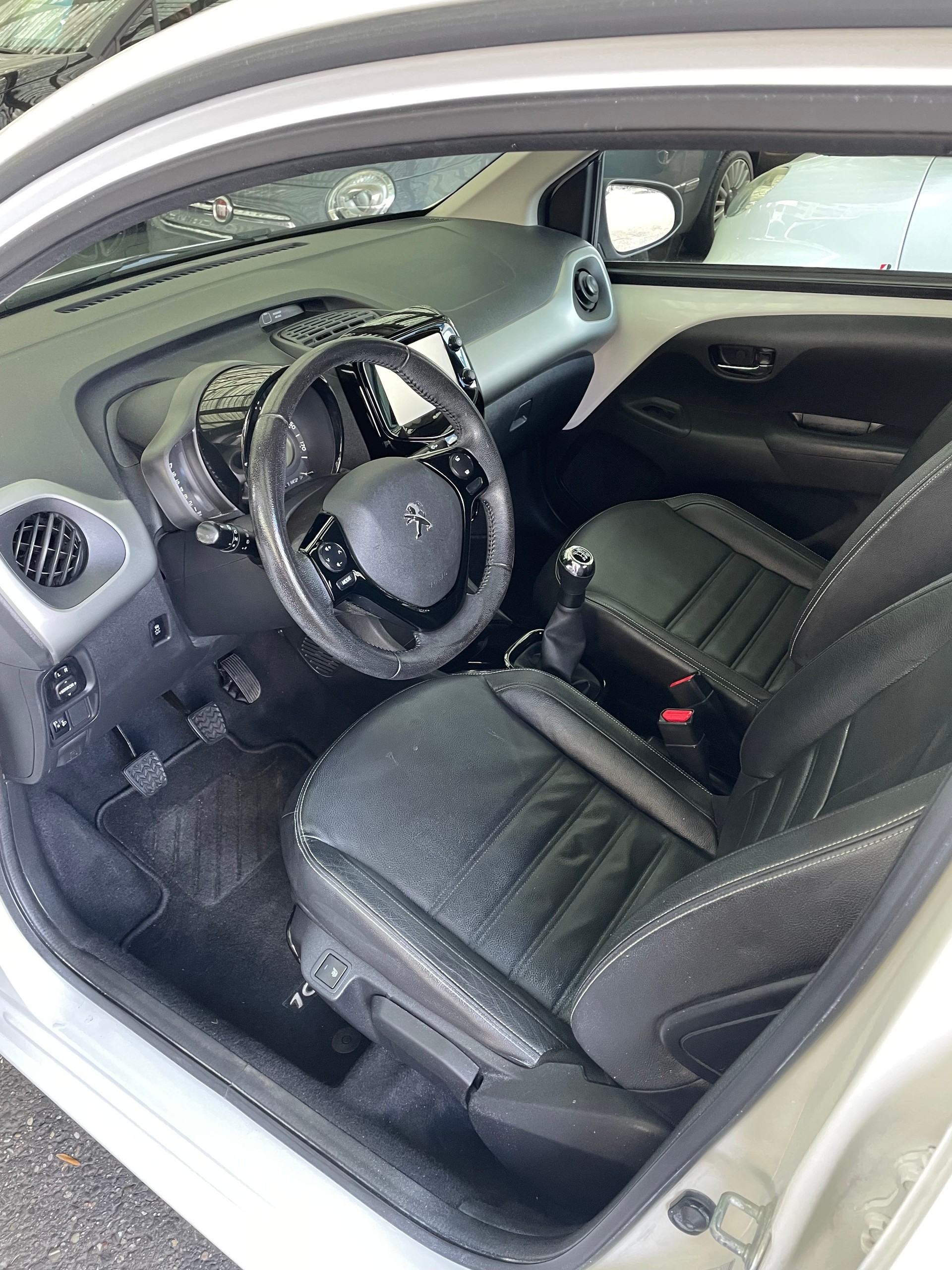 PEUGEOT 108 1.2 VTi Allure Top-image-6