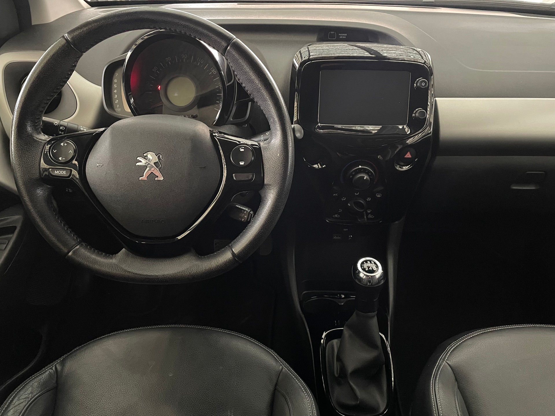 PEUGEOT 108 1.2 VTi Allure Top-image-9