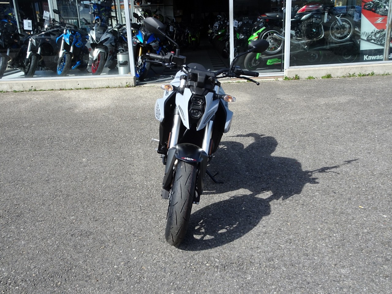 SUZUKI GSX 8 S (35kW) Action-showroom-element-2