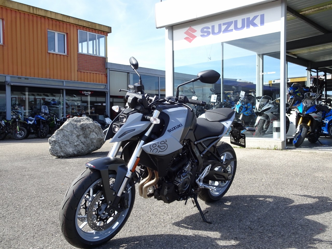 SUZUKI GSX 8 S (35kW) Action-showroom-element-3