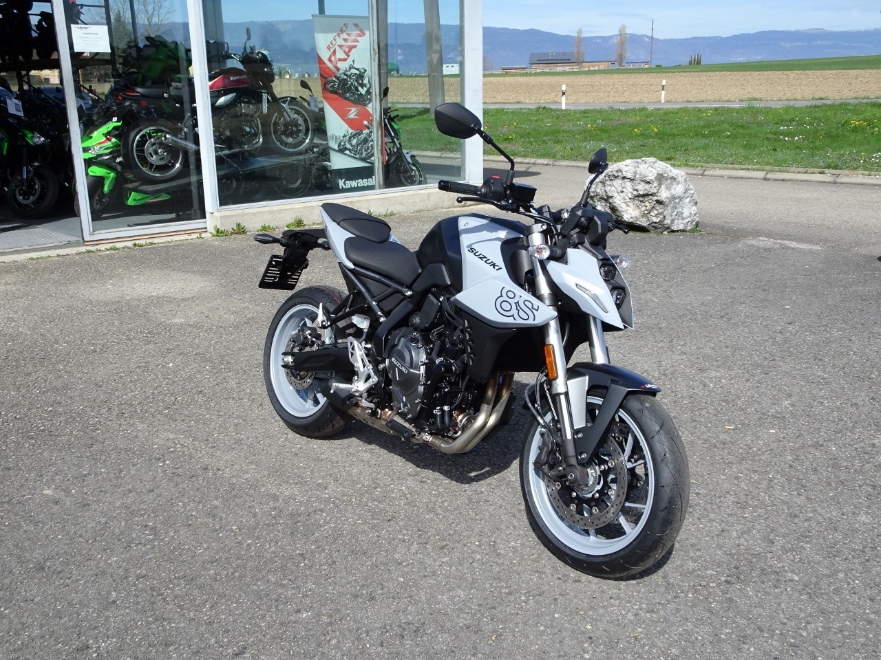 SUZUKI GSX 8 S (35kW) Action-showroom-element-1