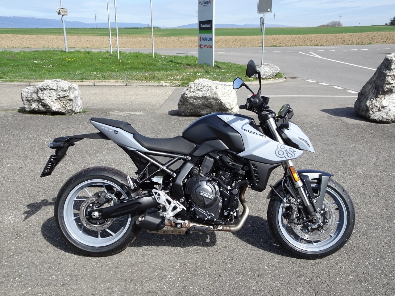 SUZUKI GSX 8 S (35kW) Action