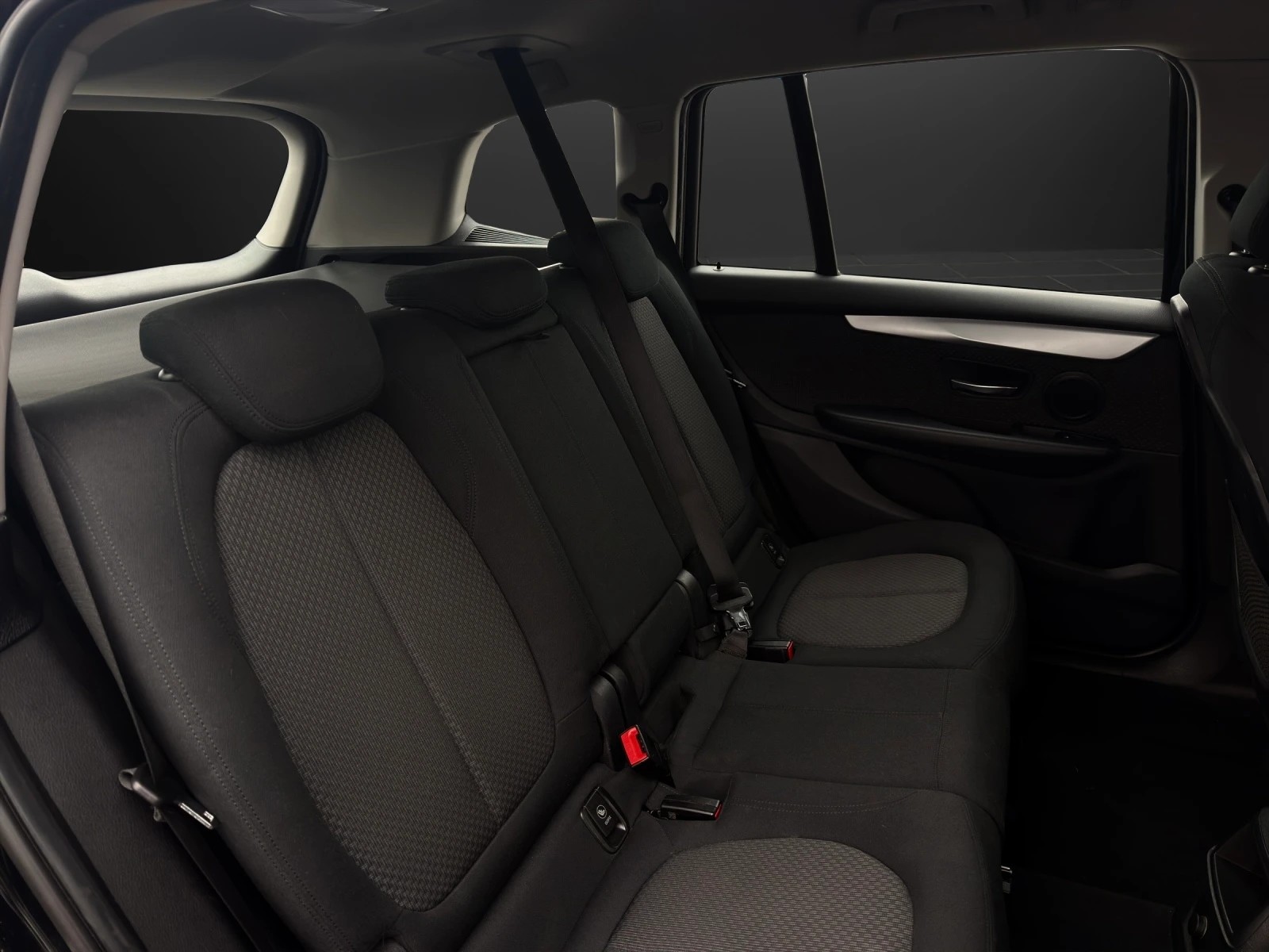 BMW 218i Gran Tourer-image-13