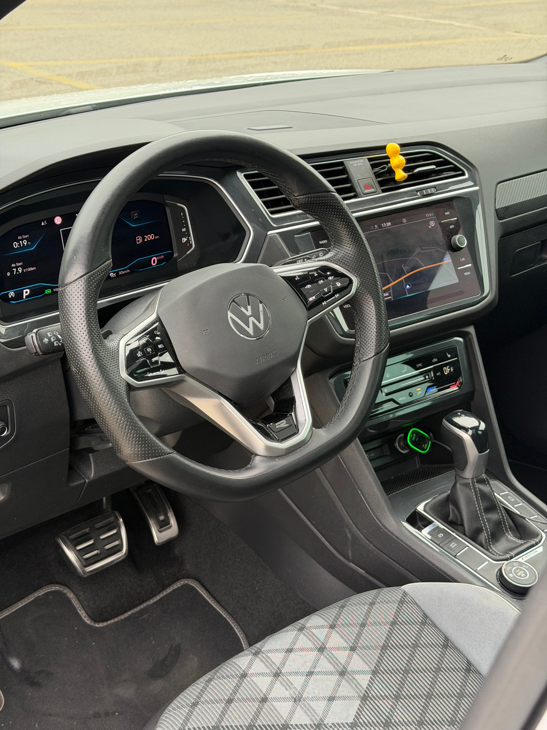 VW Tiguan 2.0 TDI SCR R-Line 4Motion DSG-image-12