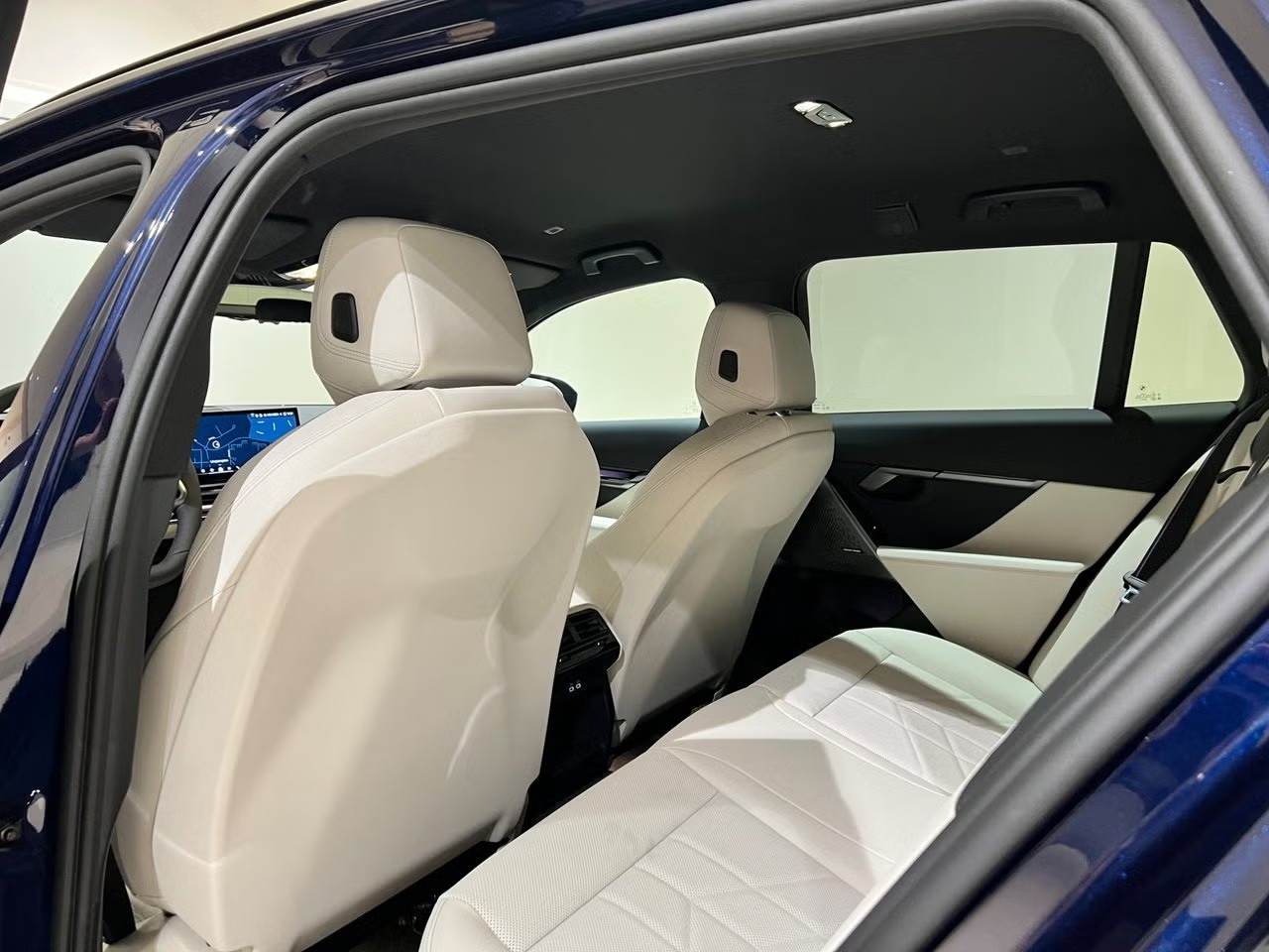 BMW 530e xDrive Touring M Sport Pro Steptronic-image-8