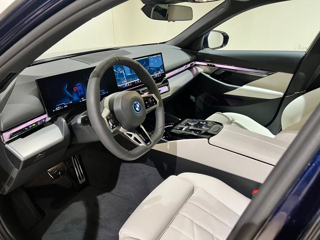 BMW 530e xDrive Touring M Sport Pro Steptronic-image-5