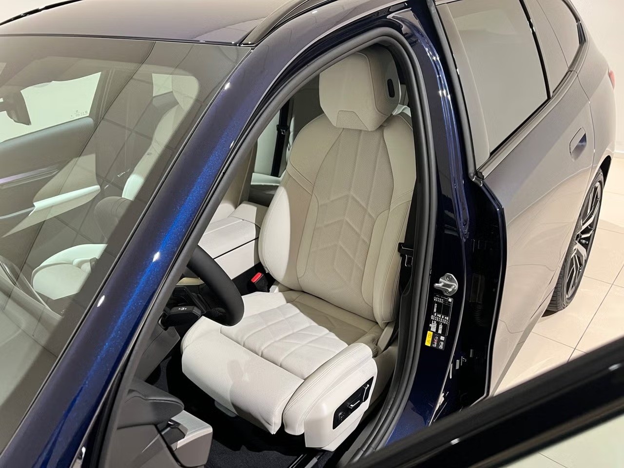 BMW 530e xDrive Touring M Sport Pro Steptronic-image-4