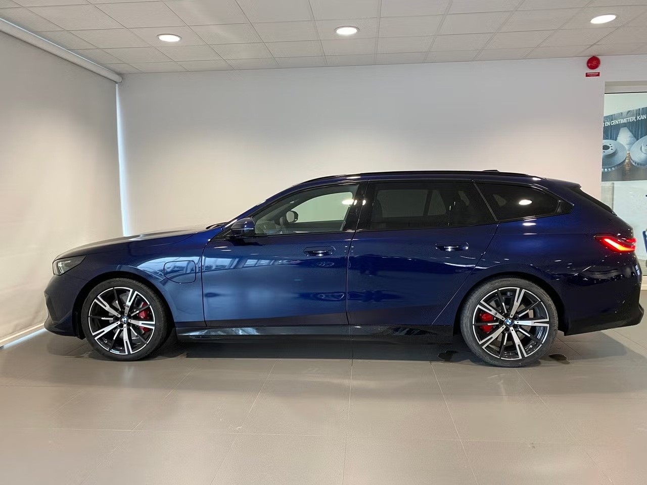 BMW 530e xDrive Touring M Sport Pro Steptronic-image-2