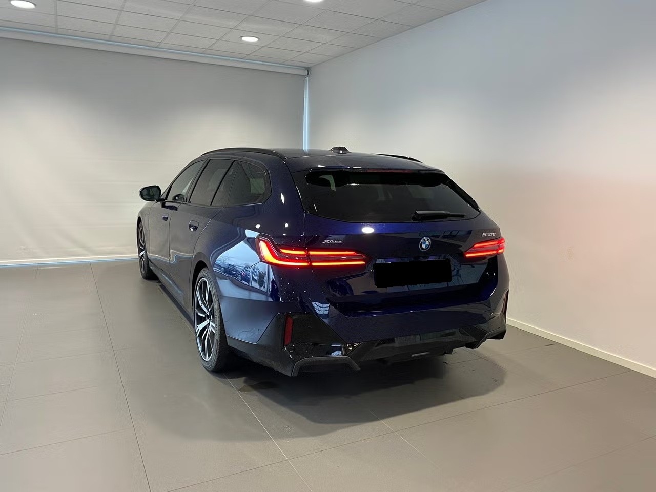 BMW 530e xDrive Touring M Sport Pro Steptronic-image-3