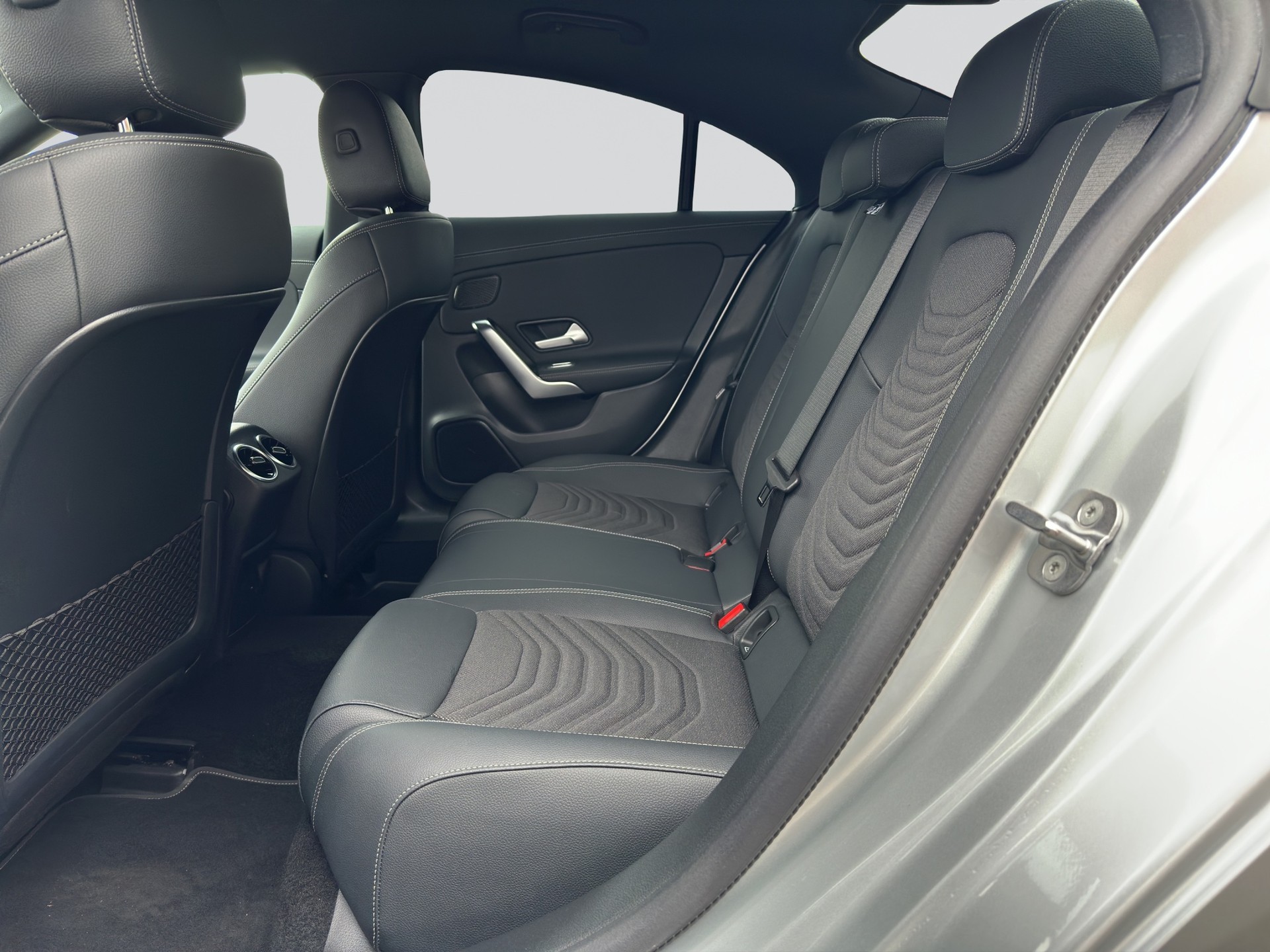 MERCEDES-BENZ CLA 180 Progressive Night 7G-DCT-image-7