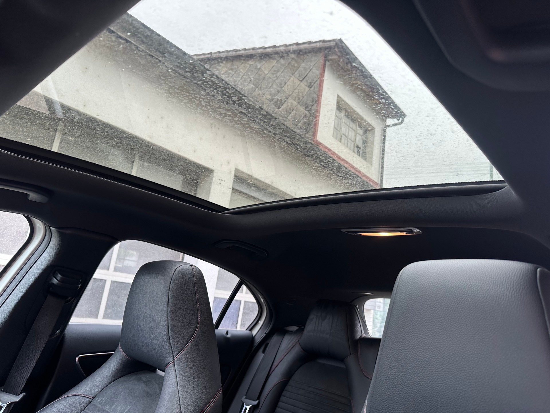 MERCEDES-BENZ A 220 AMG Line 4Matic 7G-DCT-image-4