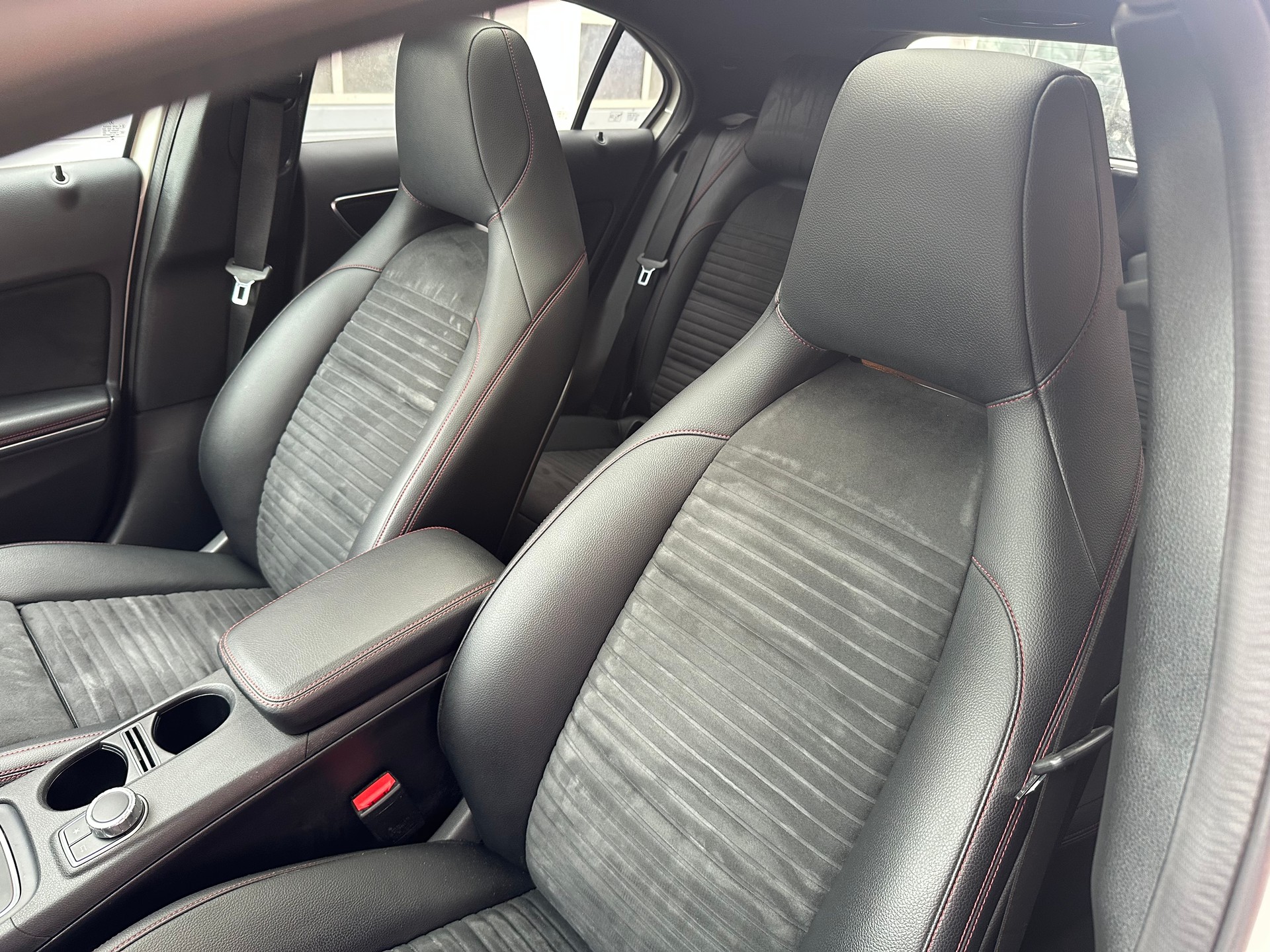 MERCEDES-BENZ A 220 AMG Line 4Matic 7G-DCT-image-9