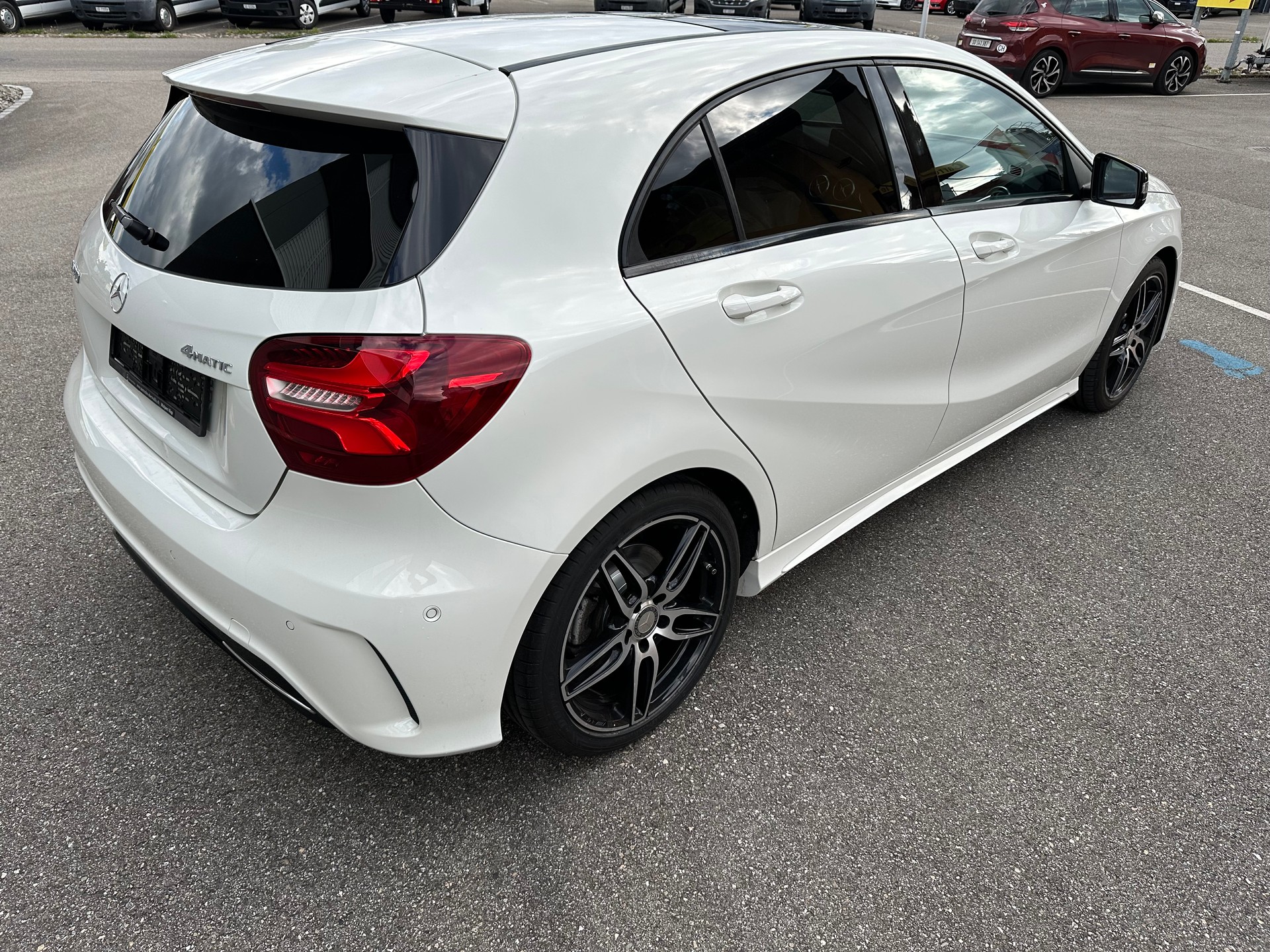 MERCEDES-BENZ A 220 AMG Line 4Matic 7G-DCT-image-3