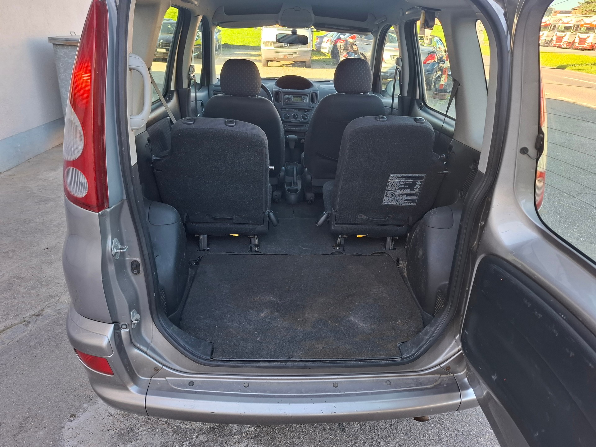 TOYOTA Yaris Verso 1.3 Linea Sol-image-6
