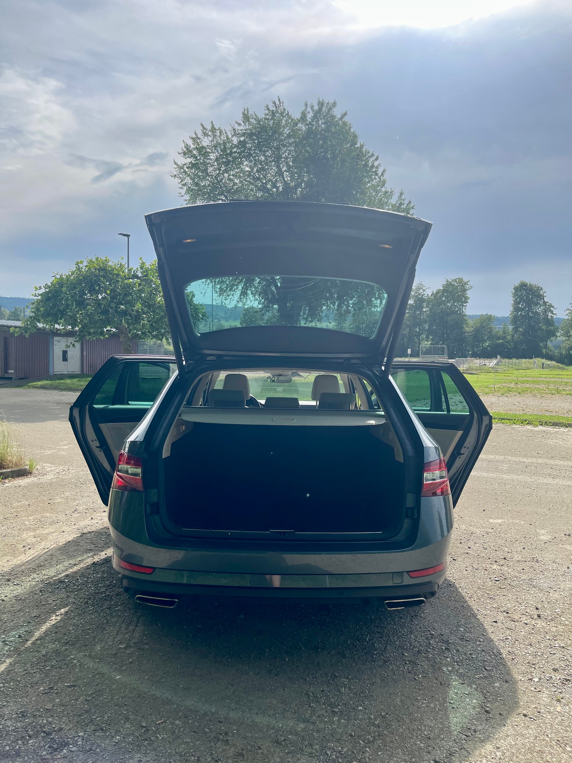 SKODA 2.0 TSI 280 L & K 4x4 ACC Ab MFK & Service DSG-image-2